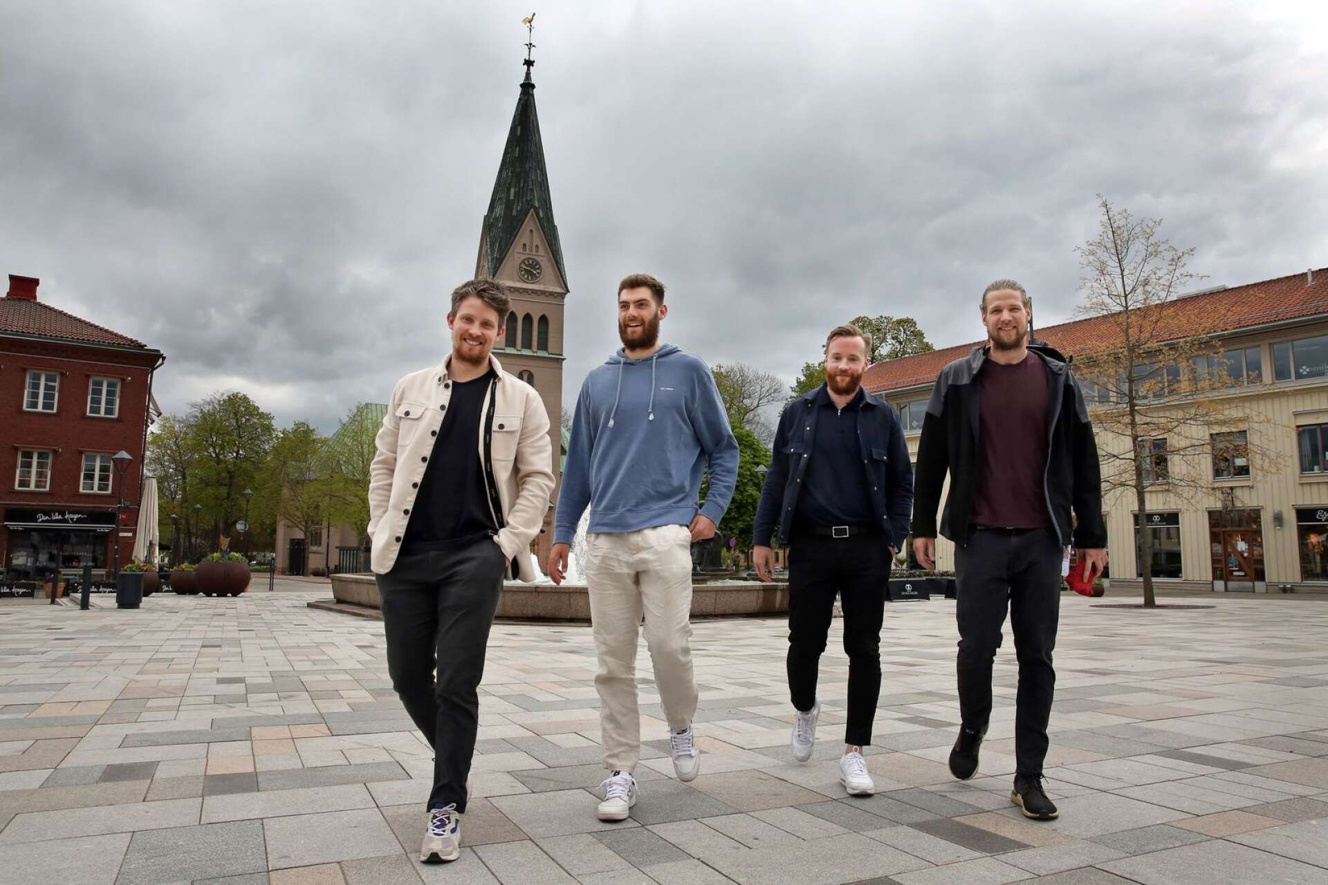 Matias Helt Jepsen, Jack Thurin, Adam Samuelsson och Dan Beck-Hansen på Hertig Johans torg i Skövde – staden de alla trivs bra i och för vilken de hoppas kunna ta SM-guld i handboll inom kort.