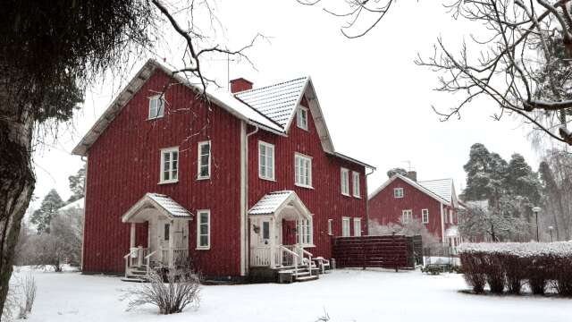 Det finns ett stort renoveringsbehov på de drygt 100 år gamla bruksbostäderna på Rölon i Skoghall.