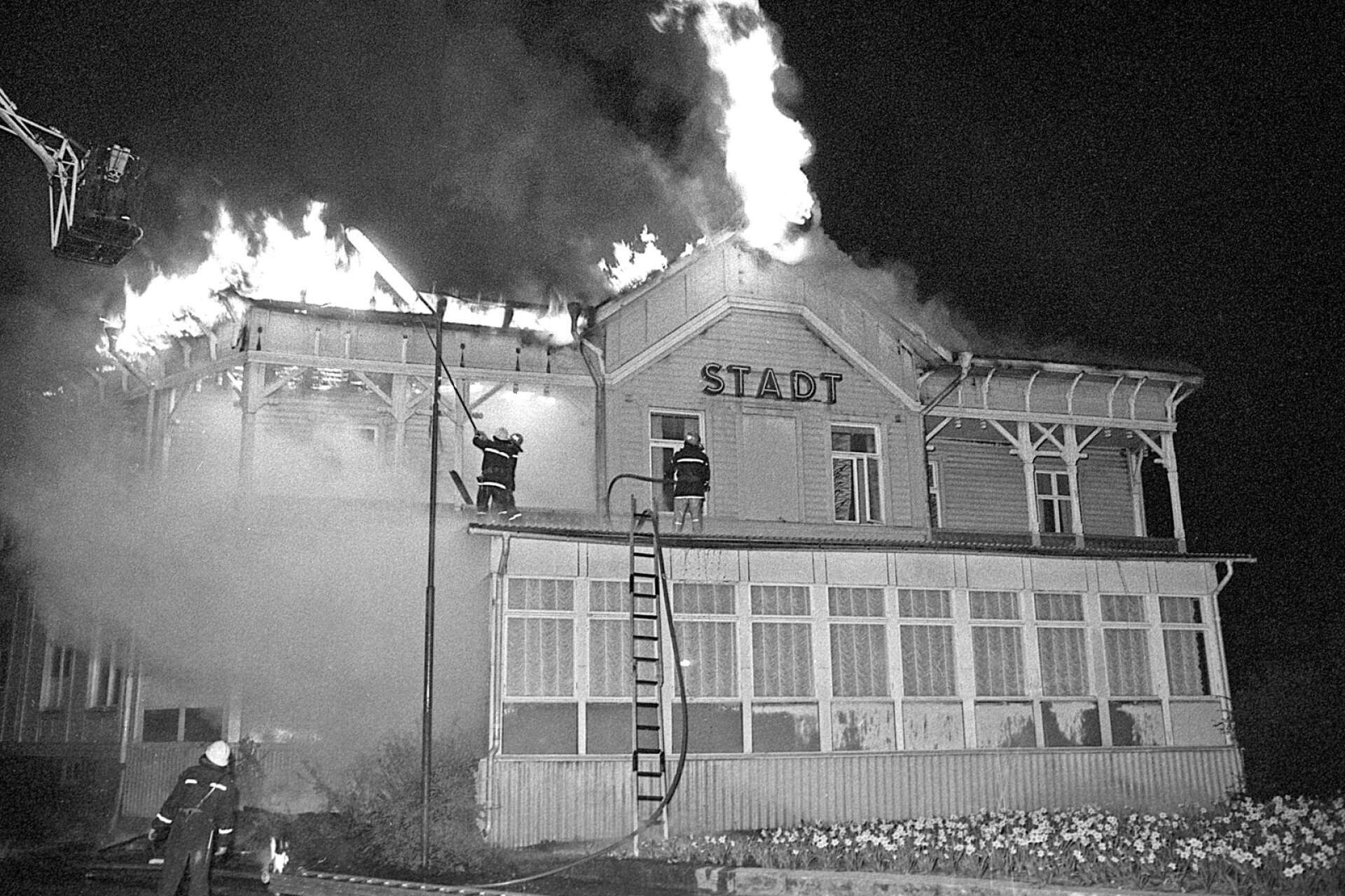 Natten till Kristi Himmelsfärdsdag 1977 brann stadshotellet i Säffle. Den en gång stolta träfastigheten från 1883 blev snabbt övertänd och kunde inte räddas. 