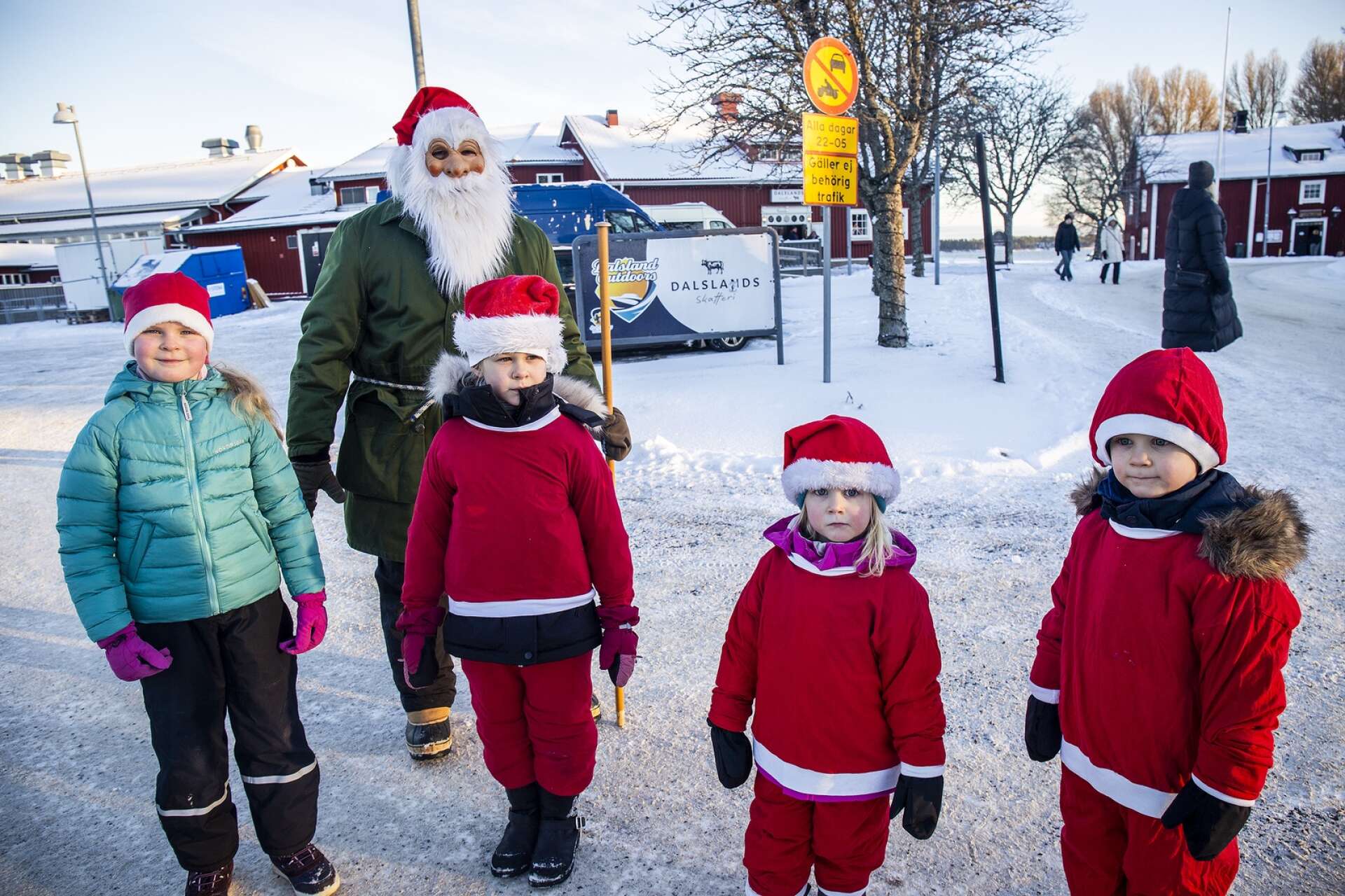 Julia Moberg, 7, Selma Lindström Eriksson, 6 och Astrid och Valter Alkebratt Holmquist, 3 och 5 år, var först på plats när det vankades tomteparad i kylan. Bosse Öberg fick den stora äran att vara tomte.