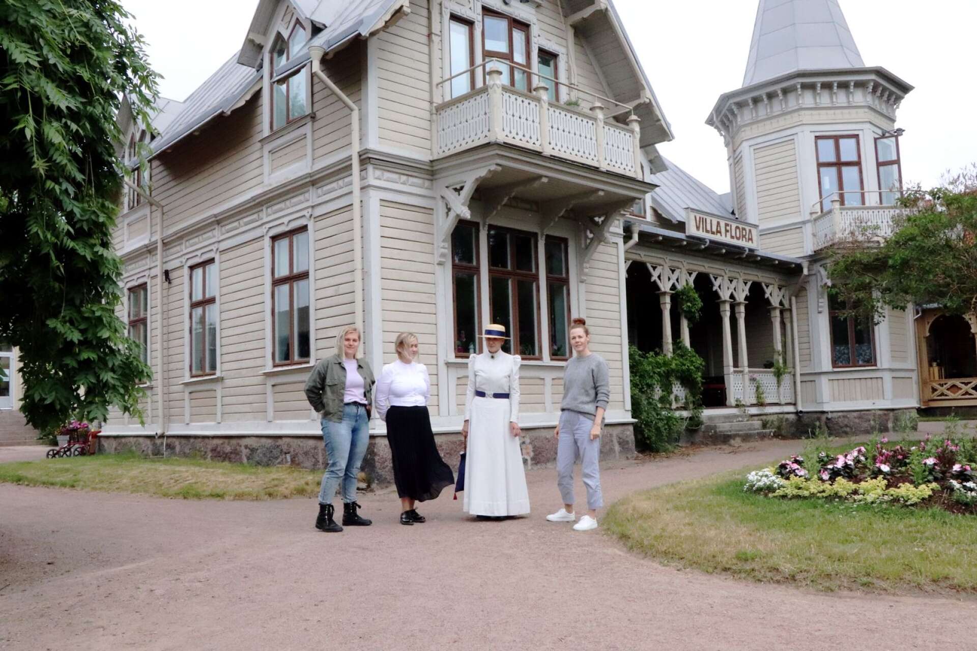 Skaparna Sara Taijonlathi, Victoria Korth, Gunnel Carlsson och Ann-Charlotte Persson ser fram emot den nya upplevelsevandringen som har premiär i juli. Guidernas kläder går i sekelskiftesanda och Gunnel representerar tidsresenären Moster.