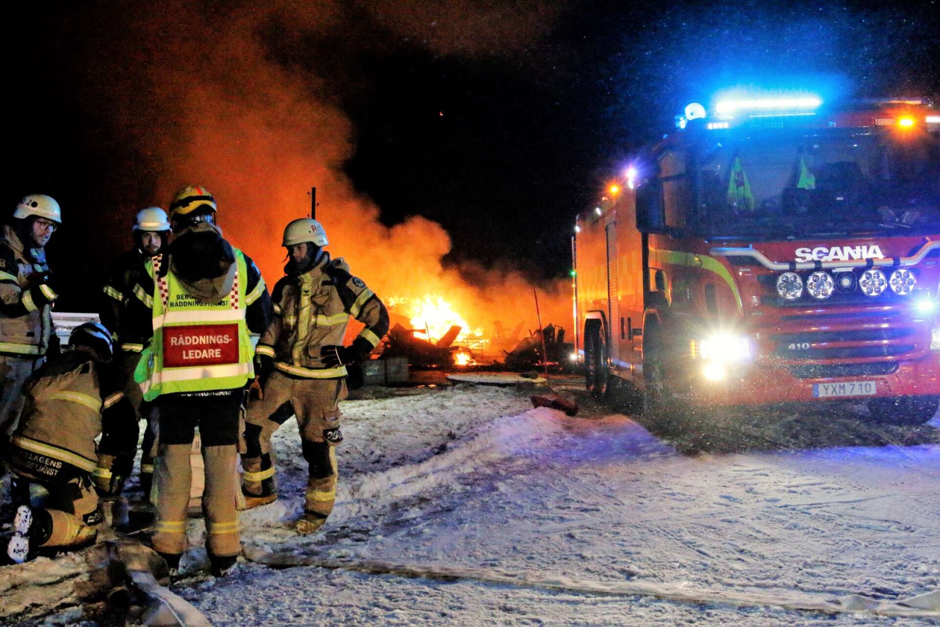 En ladugård utanför Karlskoga brann ned till grunden. Räddningstjänsten var på plats. Flera boskapsdjur avled.