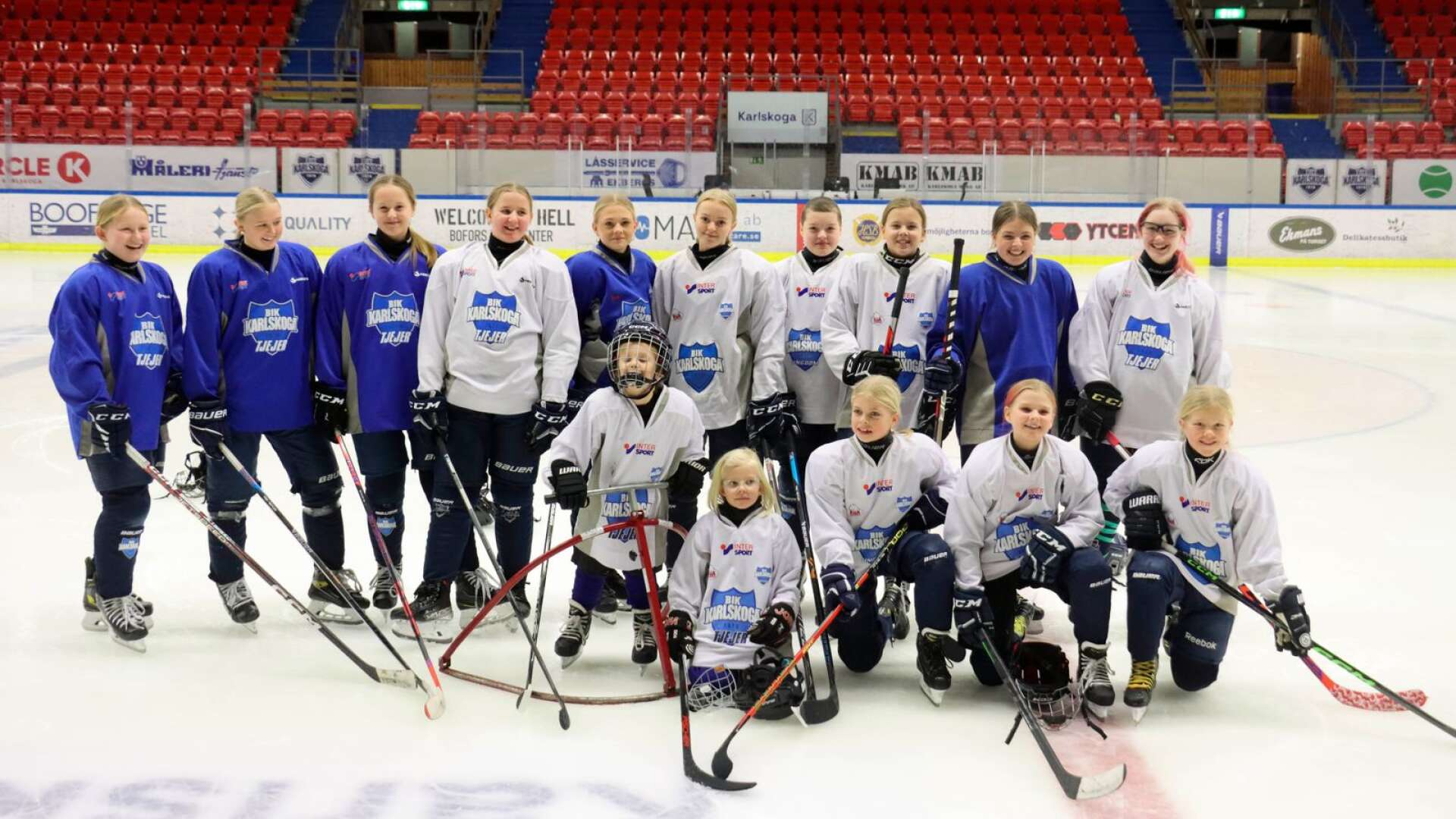 Här ses 14 potentiella spelare i ett framtida damlag i BIK Karlskoga. 