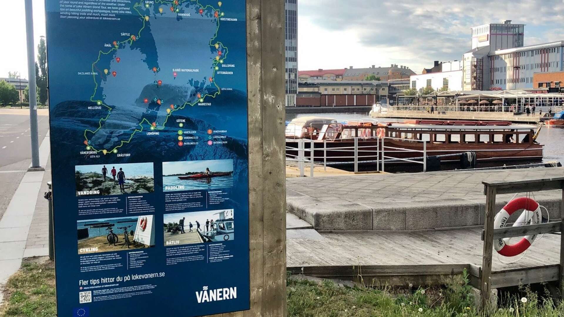 Nya informationsskyltar som berättar om Vänern har satts upp i Inre hamn i Karlstad och sådana kommer placeras ut i alla kommuner runt sjön.