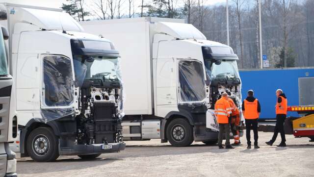 Yrkesakademiens utbildningar till lastbils- och busschaufför i Karlstad berörs inte av neddragningarna, enligt driftledaren Erik Rahal.
