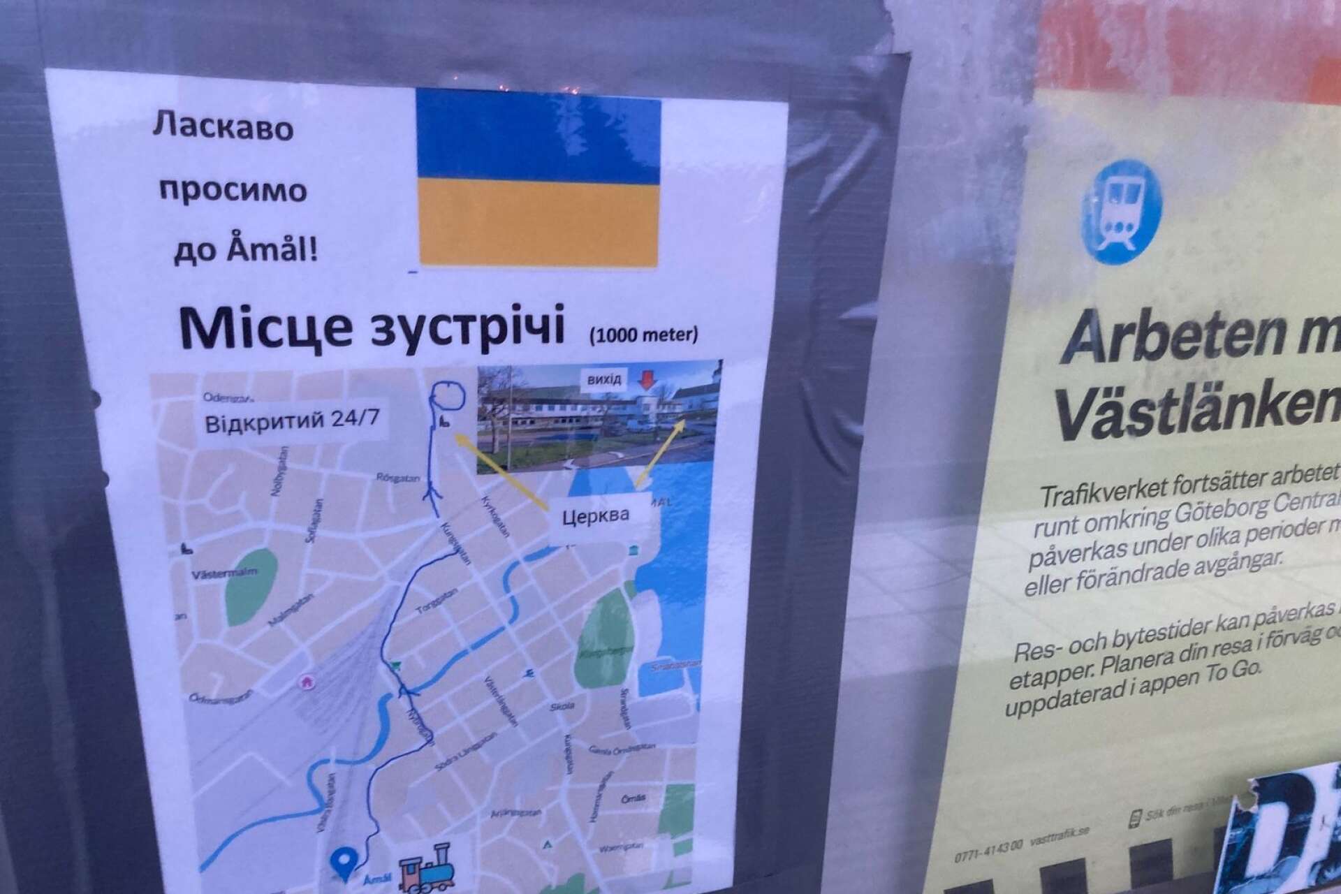 Välkommen till Åmål! står det på ukrainska vid järnvägsstationen i Åmål. Skylten visar vägen till mötesplatsen i församlingshemmet med ”öppet dygnet runt”.