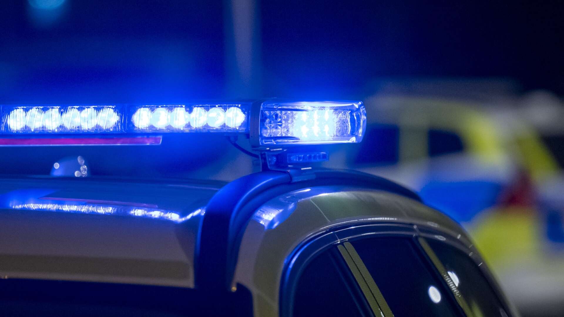 En man i 25-årsåldern stannades i sin bil när polisen hittade elektronik som de tror är stöldgods från kommunhuset i Viken. Genrebild.