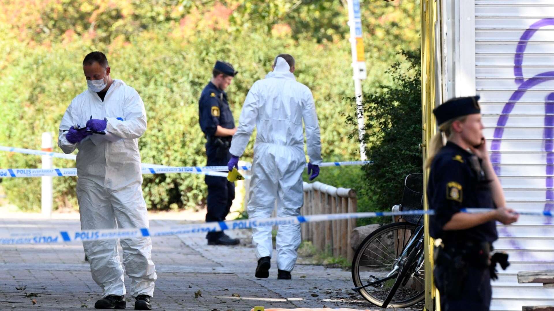 Polisens tekniker undersöker mordplatsen på Ribersborg i Malmö.