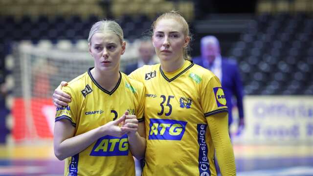 Deppigt för Sverige efter förlusten mot Frankrike i VM-semifinalen. Från vänster: Nina Koppang och Sofia Hvenfelt.