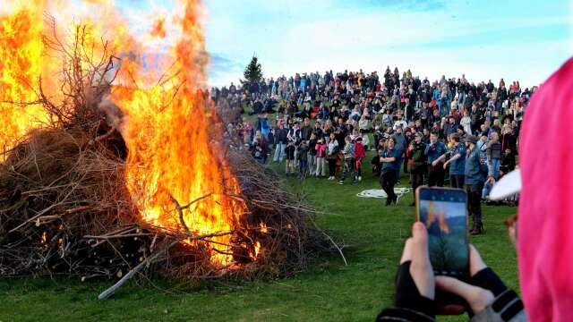 Valborgsfirandet på Aspö gård drog storpublik, elden var värd en bild.