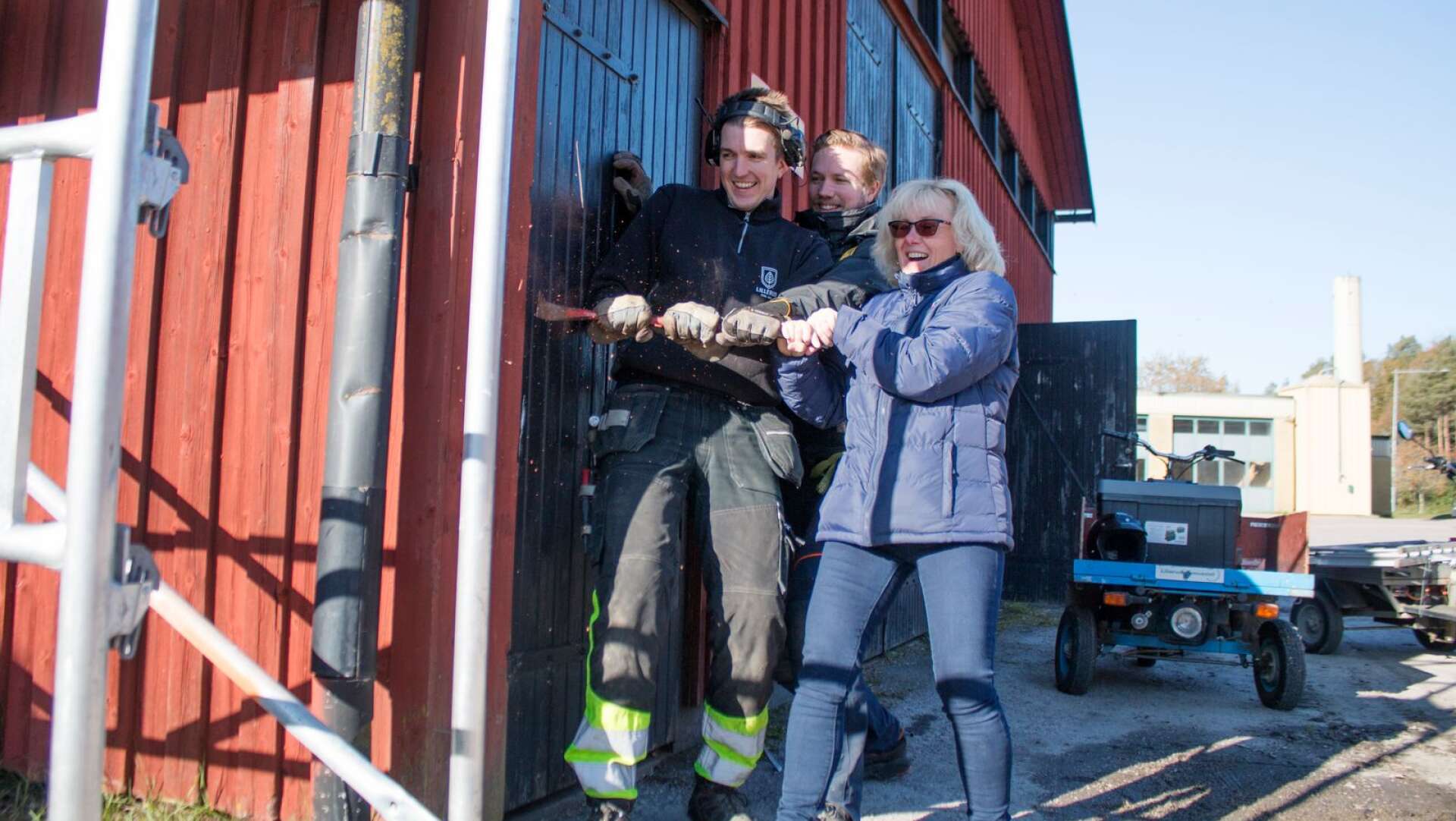 Johan Andersson, Niklas Bos och Anita Axelsson ryckte på måndagen första plankan ur bussgaraget som ska bli ett hunddagis.