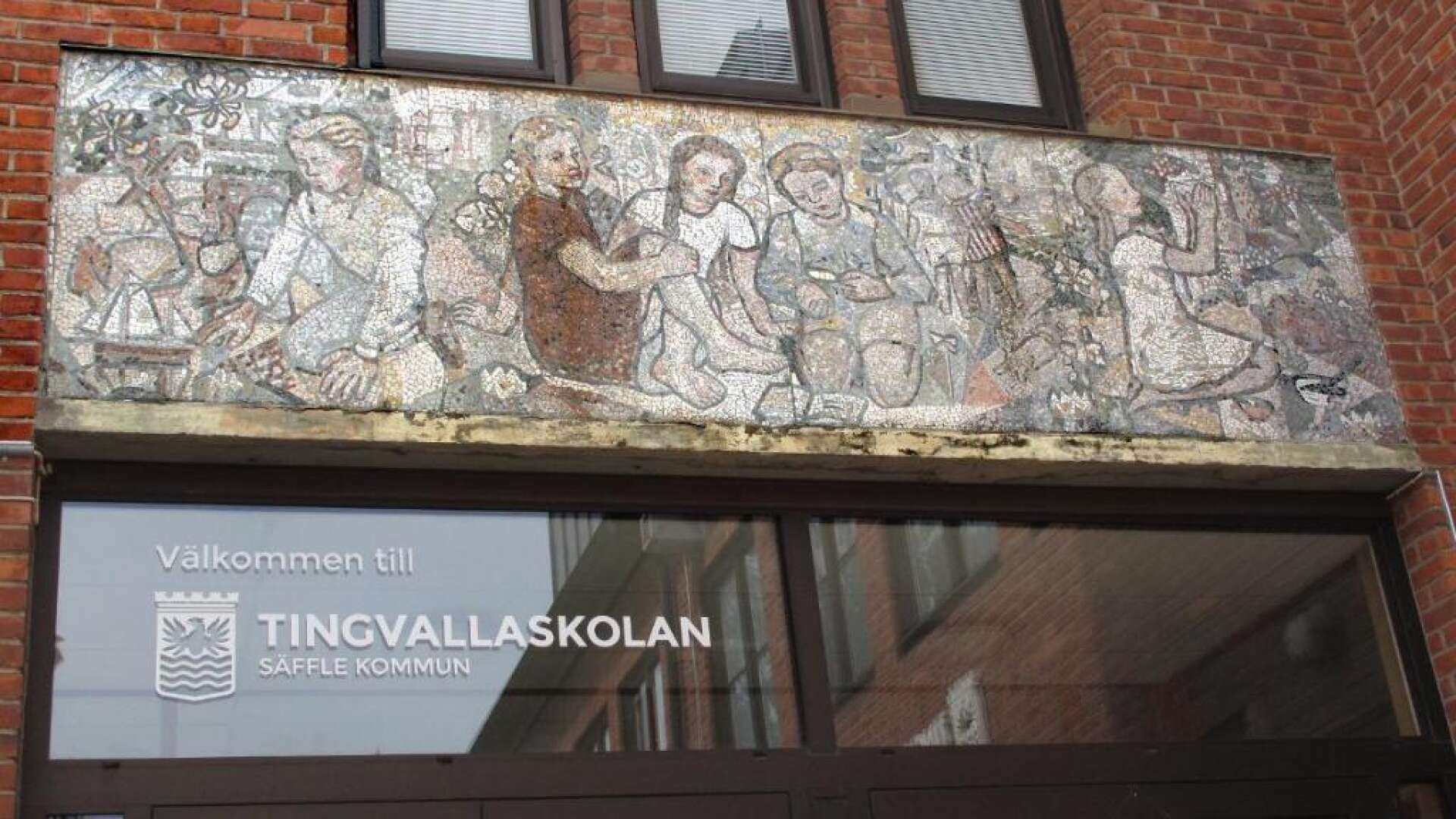 Ovanför entrén till Tingvallaskolan, tidigare Östra skolan, finns en mosaik som flera generationer Säfflebor har passerat under. Det är ett verk av konstnären Nisse Zetterberg, som även har satt spår inne i skolbyggnaden.