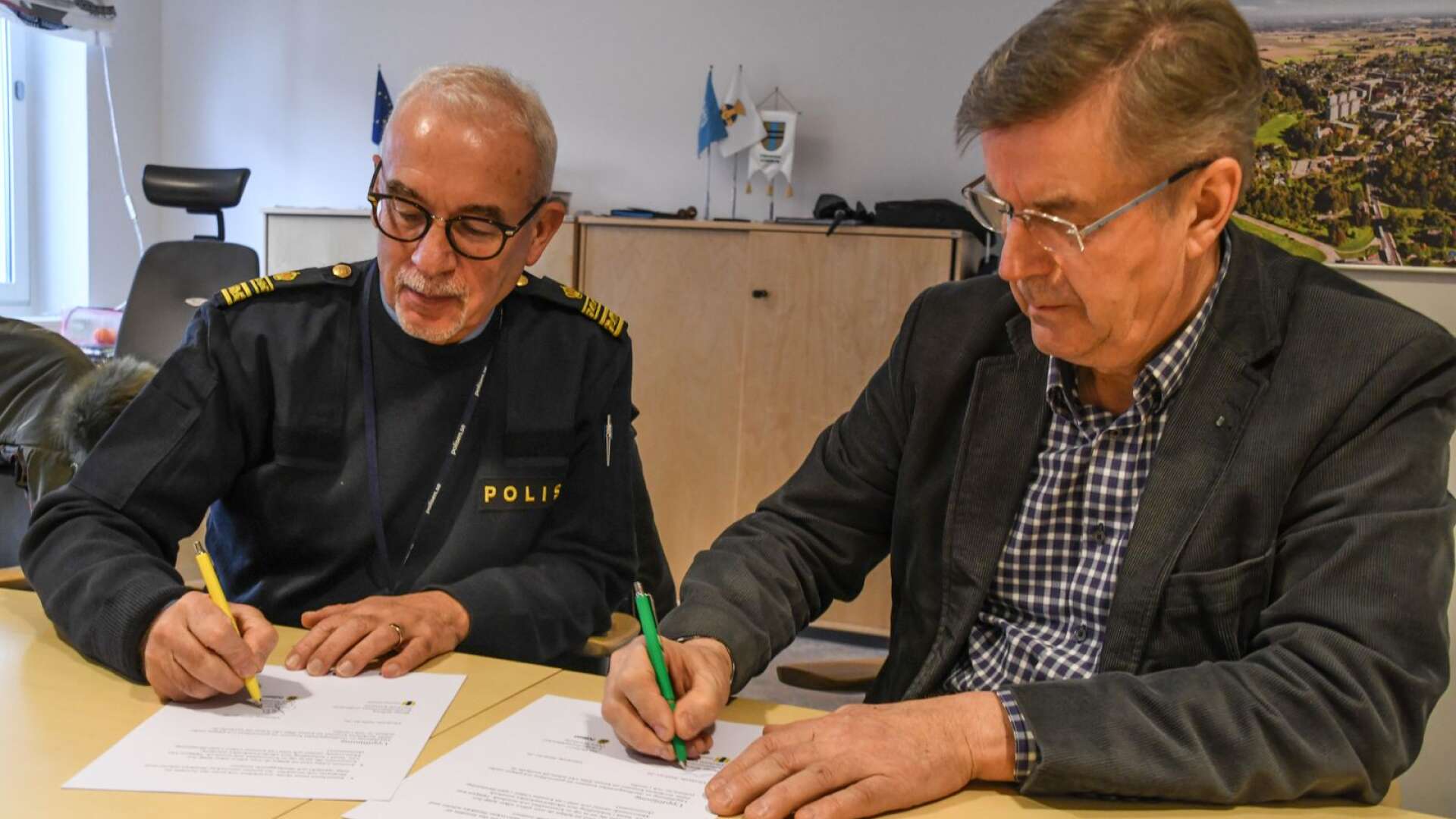 Lokalpolisområdeschef Jan Hellnevi och ks-ordföranden Bengt Sjöberg skriver under 2020 års medborgarlöfte. I år blir det ingen offentlig signering på grund av pandemin. 