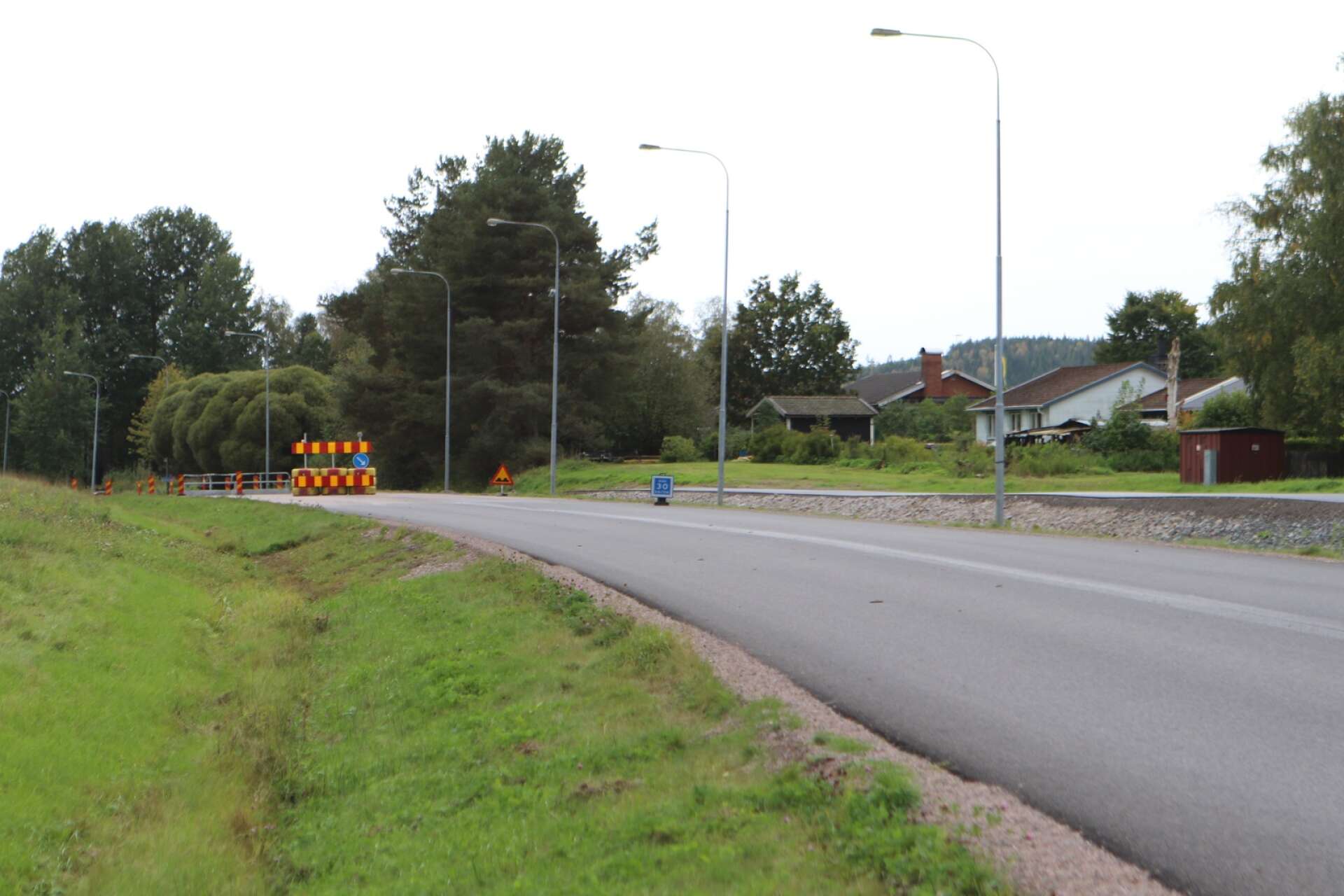 Gång- och cykelvägen går parallellt med Konsul Lundströms väg. 
