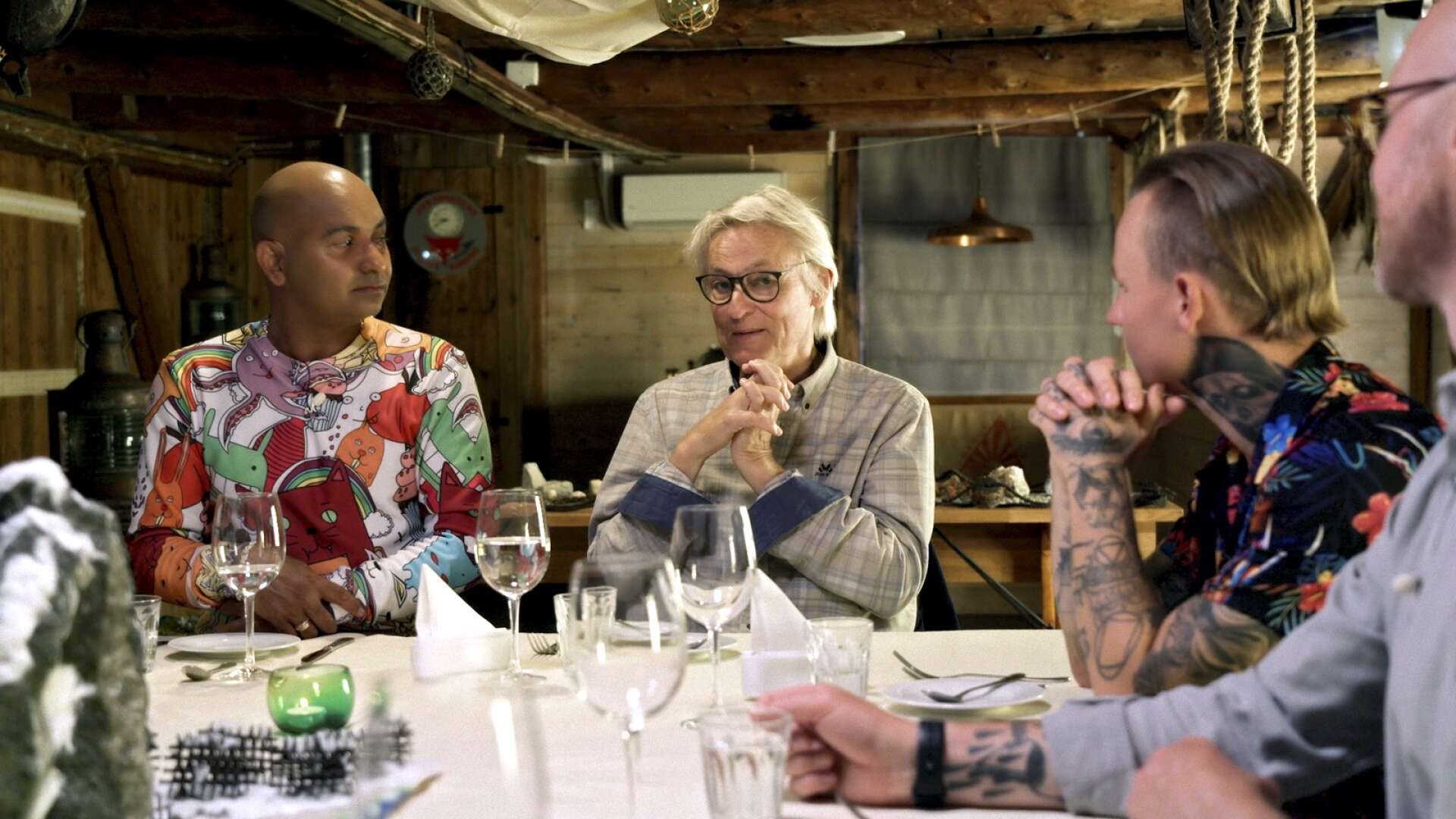 I sjätte och sista avsnittet av Lerin på Lofoten bjuder Junior in till storslagen middag där resan och allt de har målat summeras.
