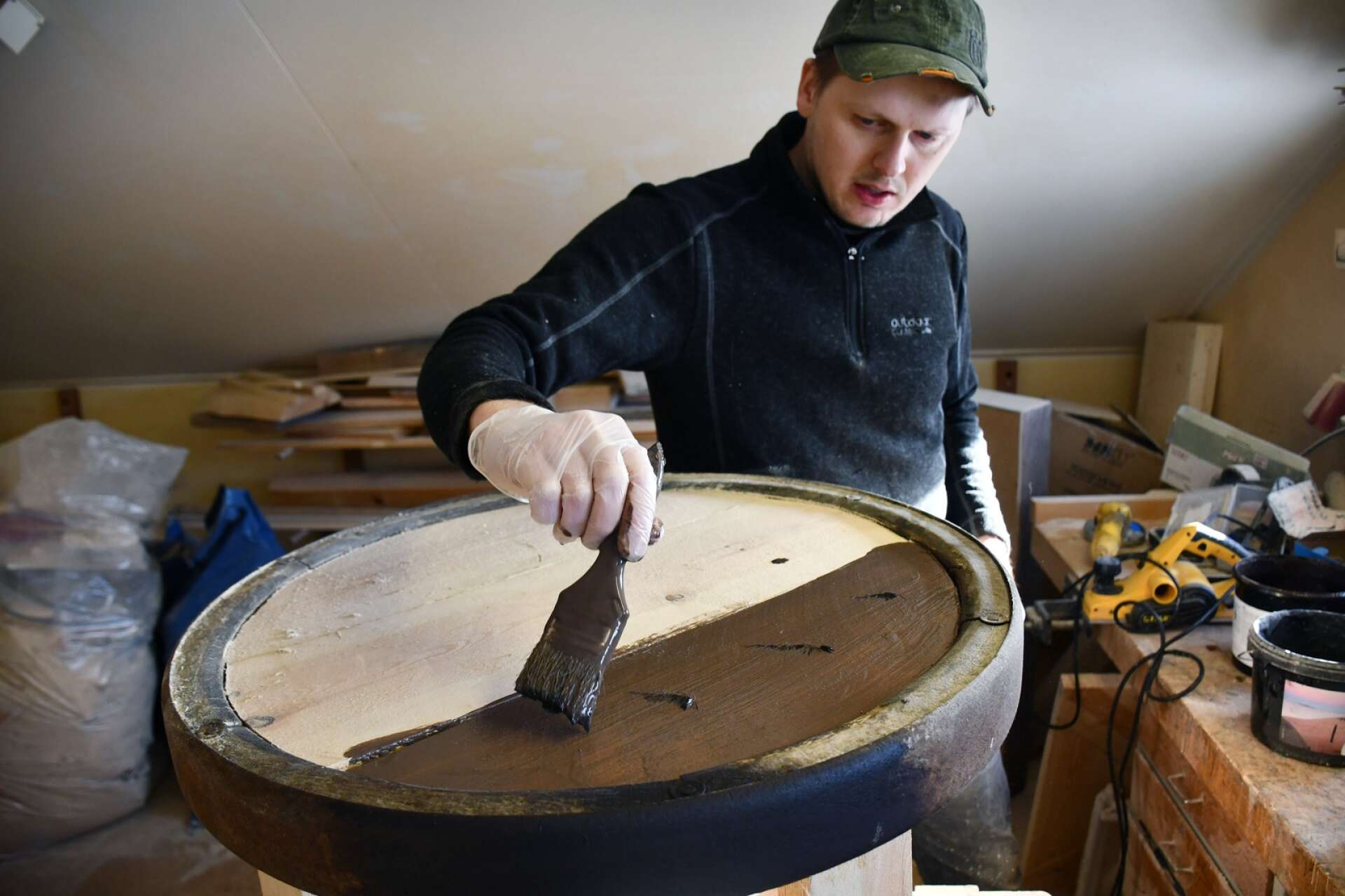 I Västerrottna finns hobbyföretaget Olssons trädesign. Det drivs av Fredrik Olsson, och hans nisch är att tillverka rustika möbler av nytt trä, men som bearbetas så att det ser gammalt ut. 