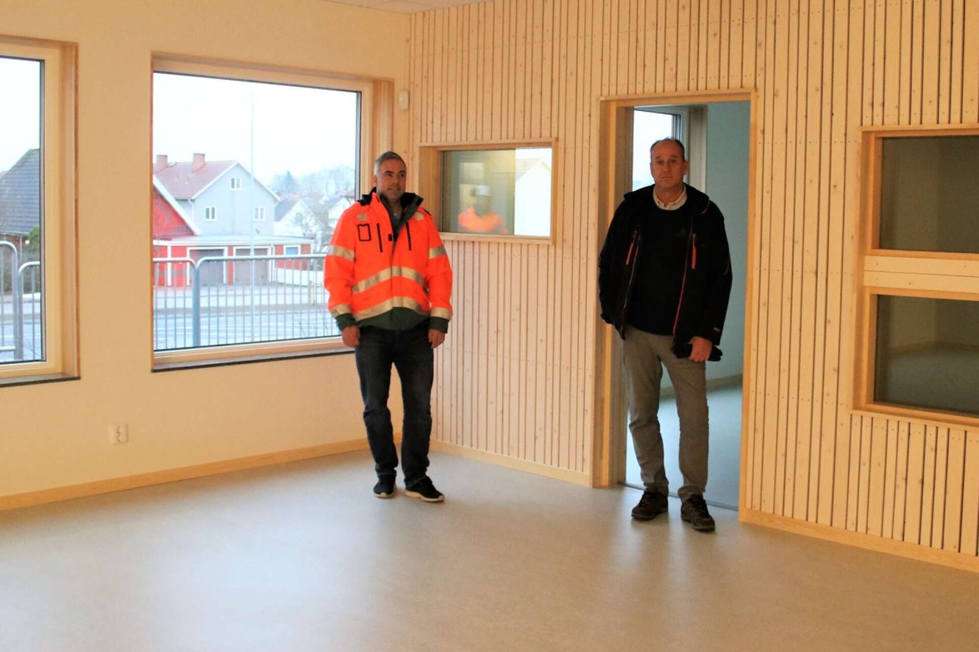 Magnus Isaksson och Magnus Dalsbo i ett av klassrummen.
