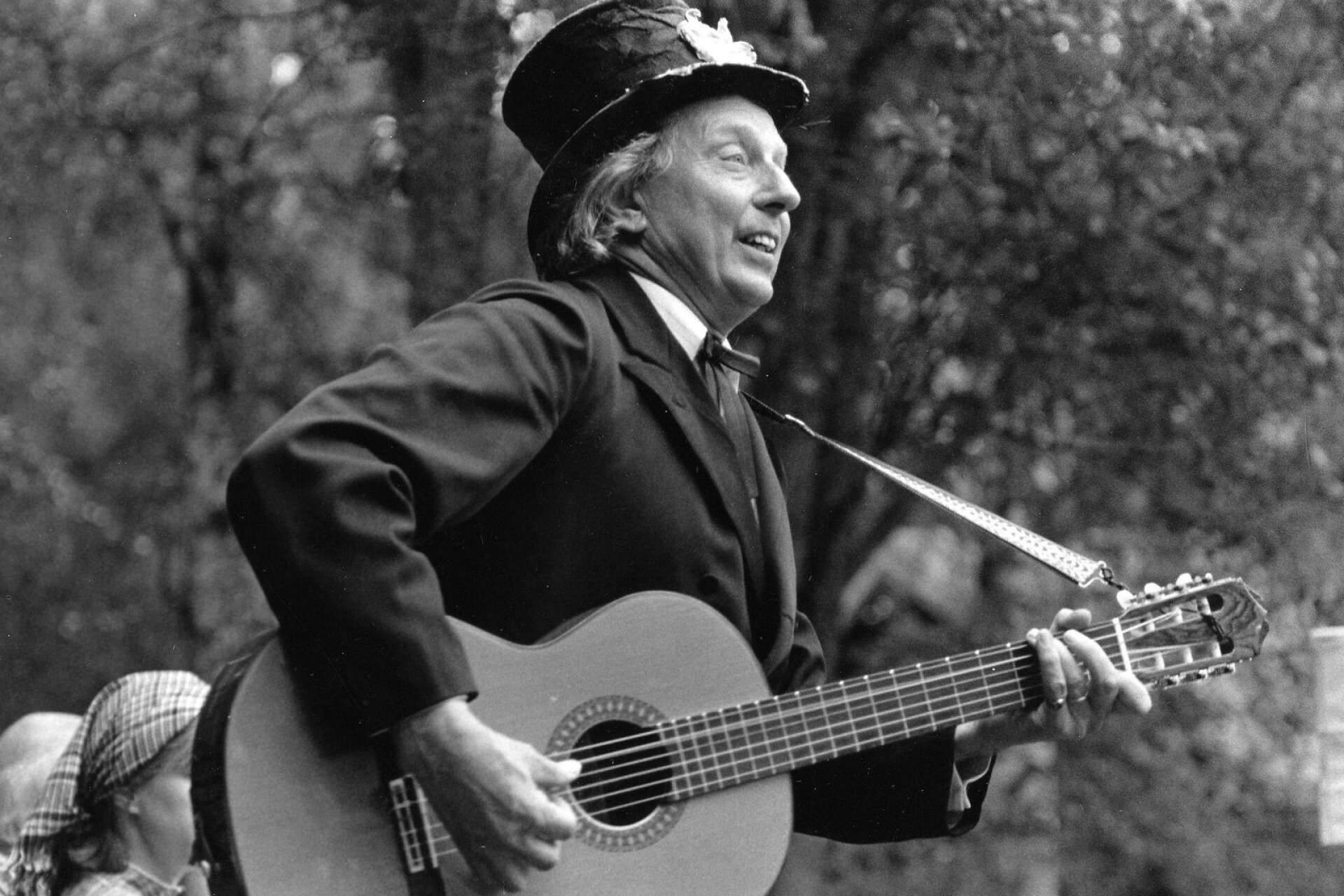 Gunde Johansson föddes 1922 i Lindfors. Han var musiker, sångare, kompositör, diktare och krönikör med mera.