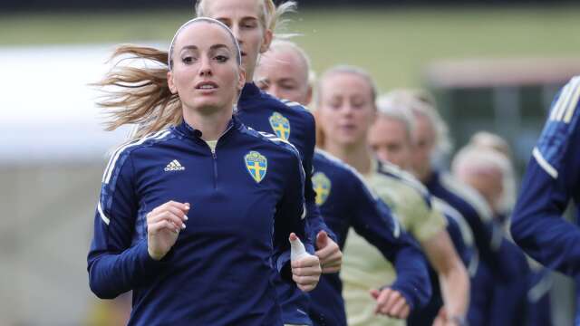 Kosovare Asllani under landslagets träning och pressträff i Carden Park, Chester, England på måndagen inför semifinal mot Storbritannien.