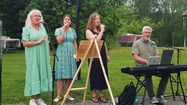Sånggruppen Con Anima, bestående av Sofia Erlandsson, Ulrika Gustafsson, Susanne Liljedahl och Nisse Liljedahl, spelar på friluftsmötet.