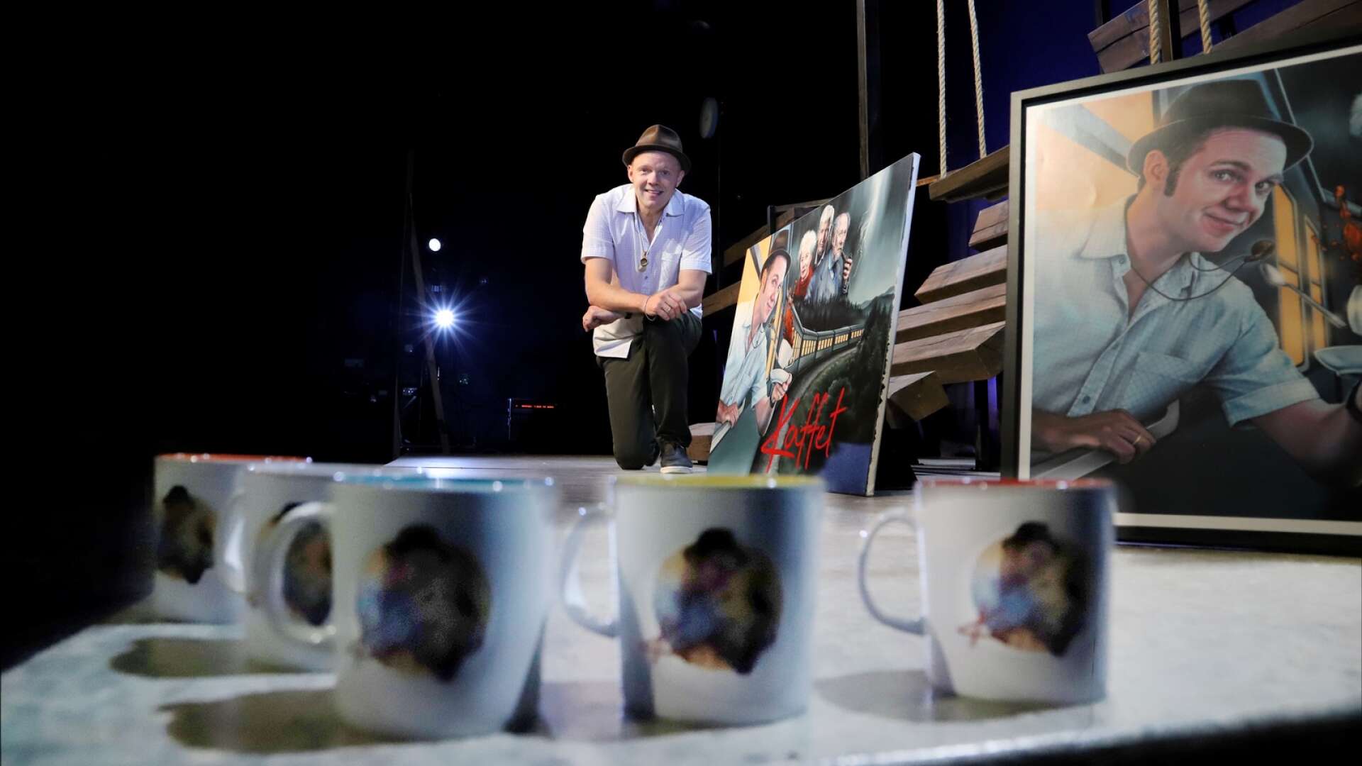 Bildkonstnär från Hammarö fångar scenkonstnären i Indiana Jones-inspirerad målning