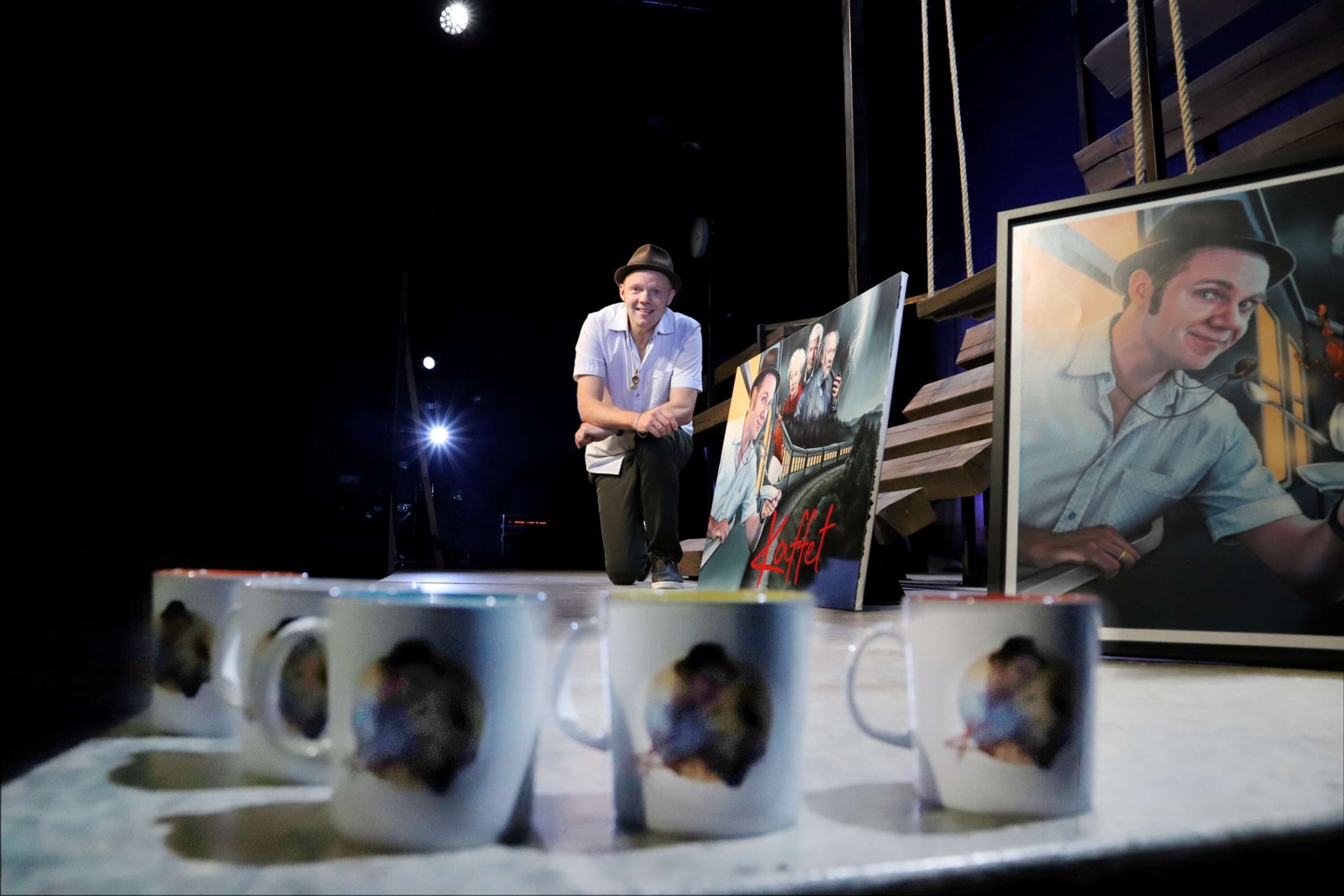 Många Olof blir det! Hammarökonstnären Mattias Frykholm målning till Kaffet hamnar både på affischer och muggar.
