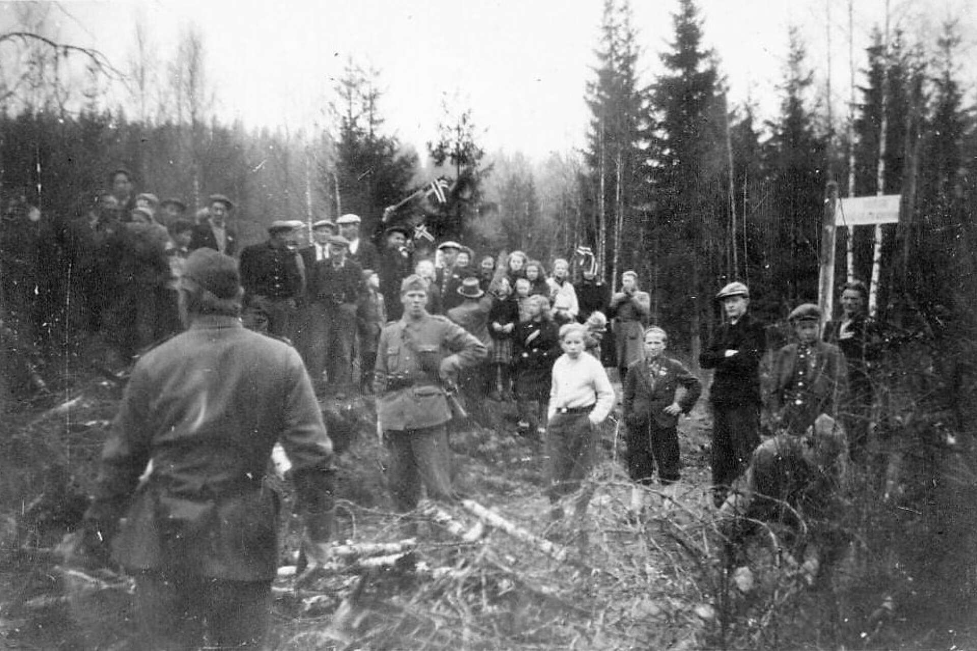 Vid gränsövergången i Bogen möttes äntligen norrmän och svenskar när freden var ett faktum den 8 maj 1945.