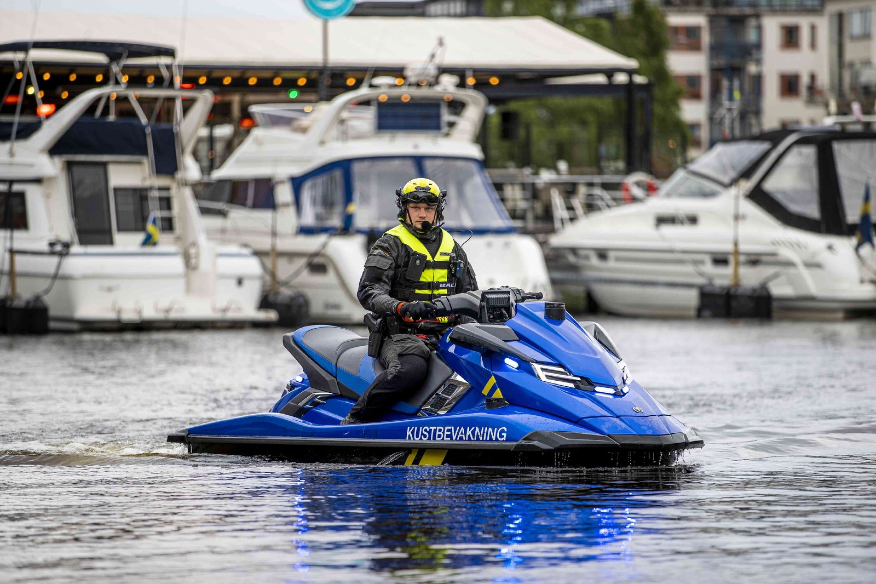 I samarbete med Kustbevakningen kommer polisen under sommaren att intensifiera arbetet mot onykterhet till sjöss, hastighetsöverträdelser och buskörande båtar och vattenskotrar.