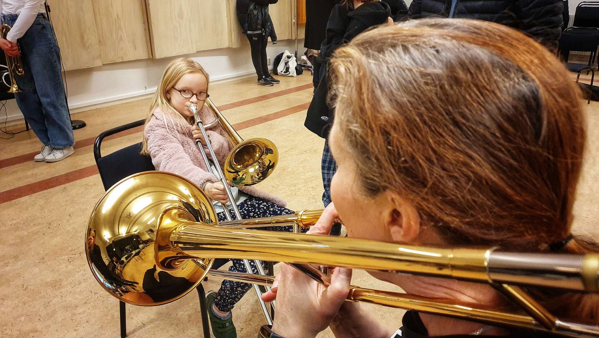 Åttaåriga Ida Arenö fick konkreta tips av trombonläraren Inga Hallberg.
