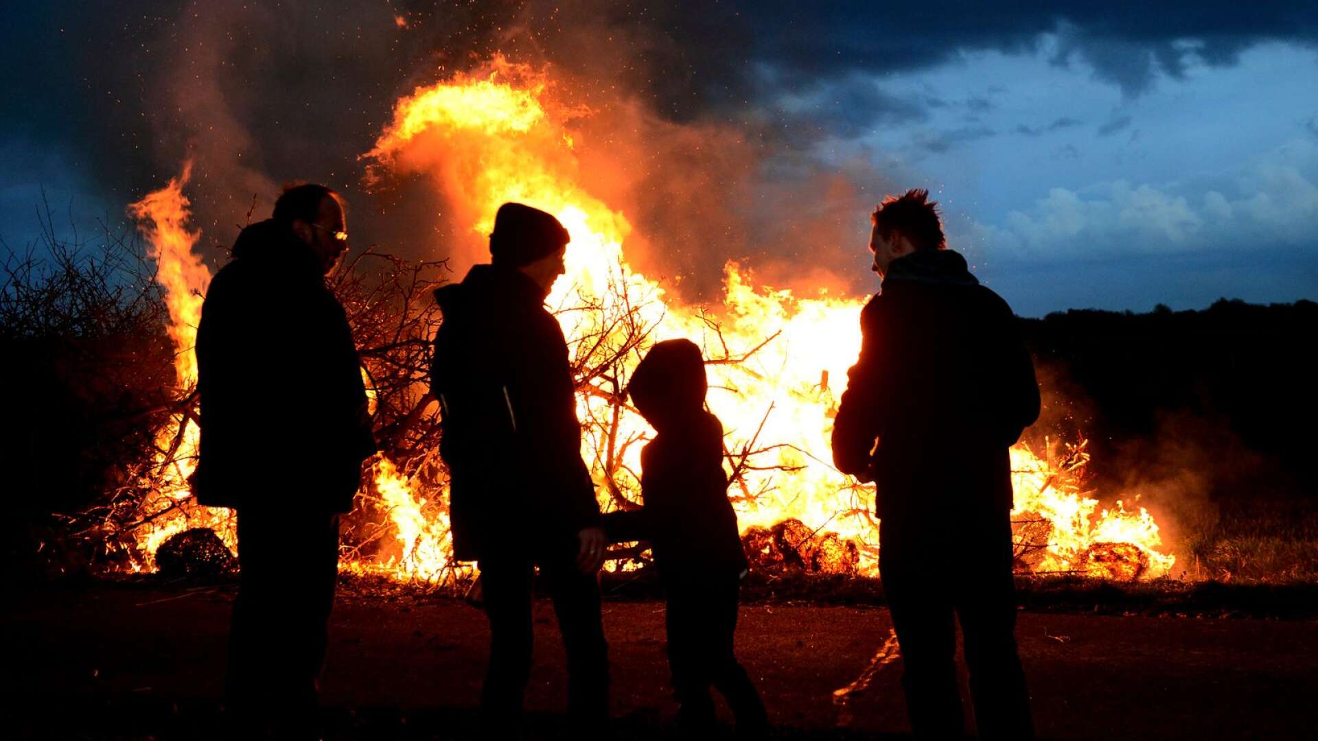 Valborg firas traditionsenligt med vårtal och musik men på grund av brandrisken blir det utan eldar.