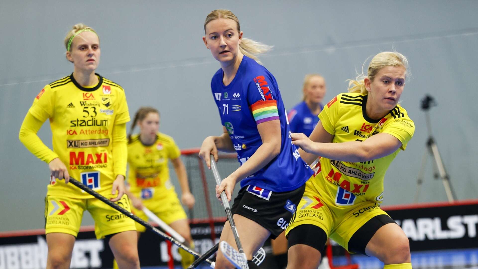 Karlstads korsbandsskadade lagkapten Adina Augustsson vet inte när eller om spelarkarriären fortsätter.