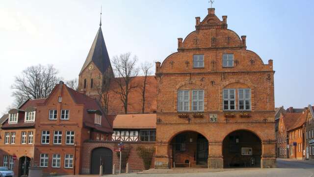 Åmåls kommun öppnar för utökat samarbete med sin tyska vänort. Här Gadebusch rådhus med kyrkan bakom.