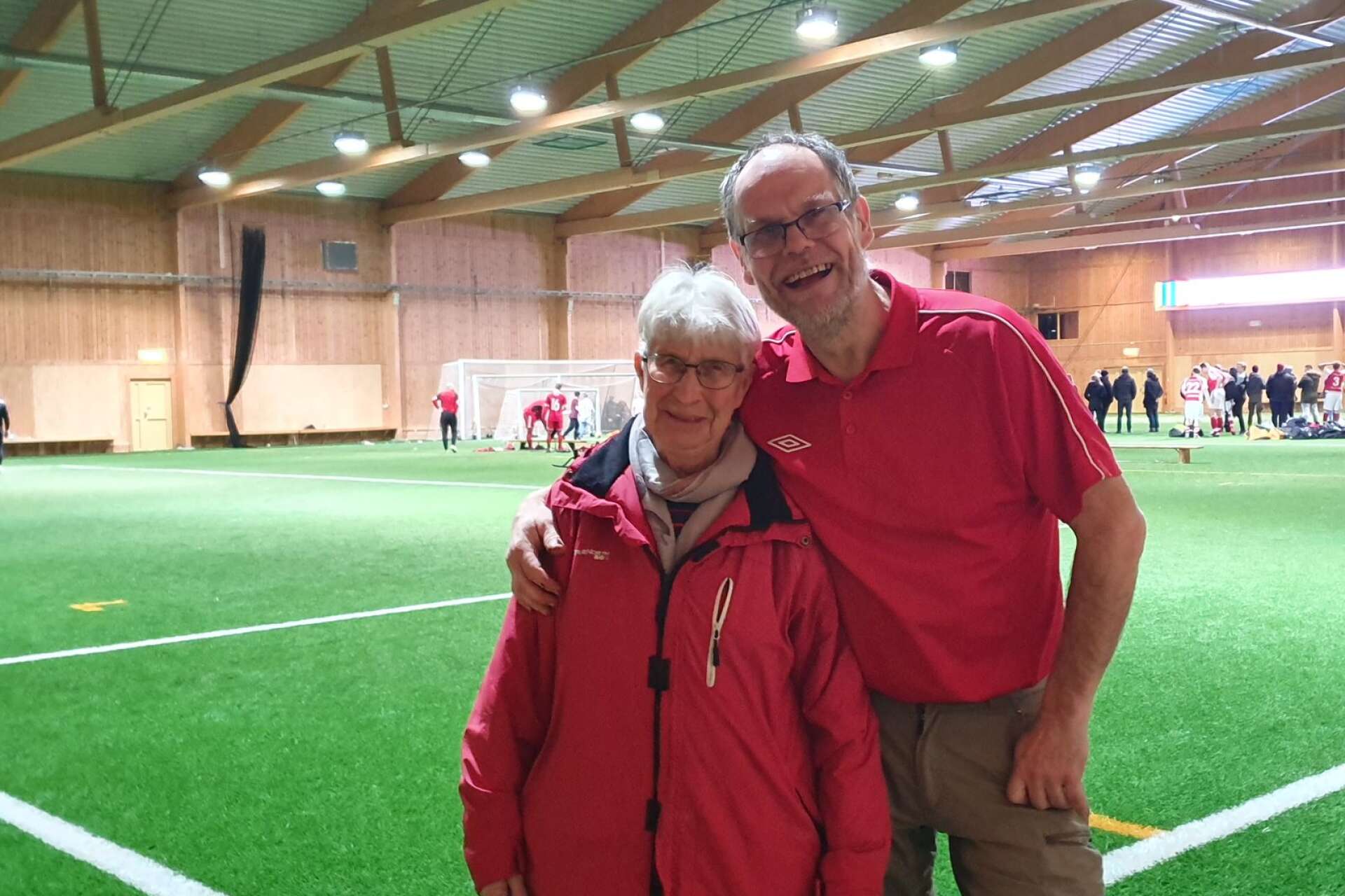Mayvor Åsbom, farmor till Timmy vars minne hedras med Timmys minnescup, tillsammans med Stefan Åberg som är en av initiativtagarna till cupen.
