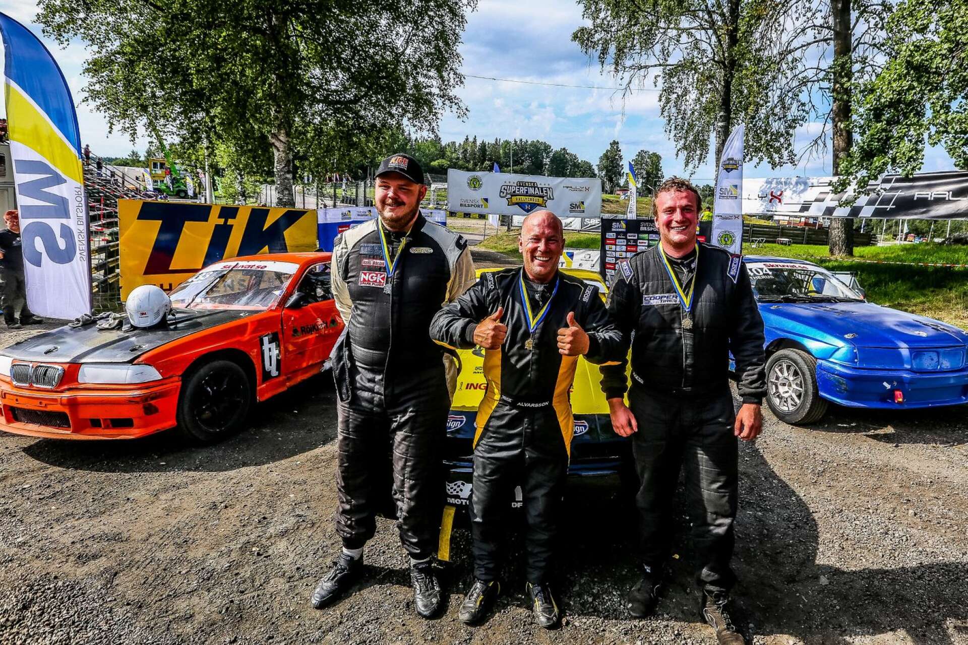 Anton Eriksson Therus, till höger, gjorde ännu en bra tävling när rallycrossens SM avslutades i Arvika. På sin hemmabana tog han brons i både tävlingen och i totalen.