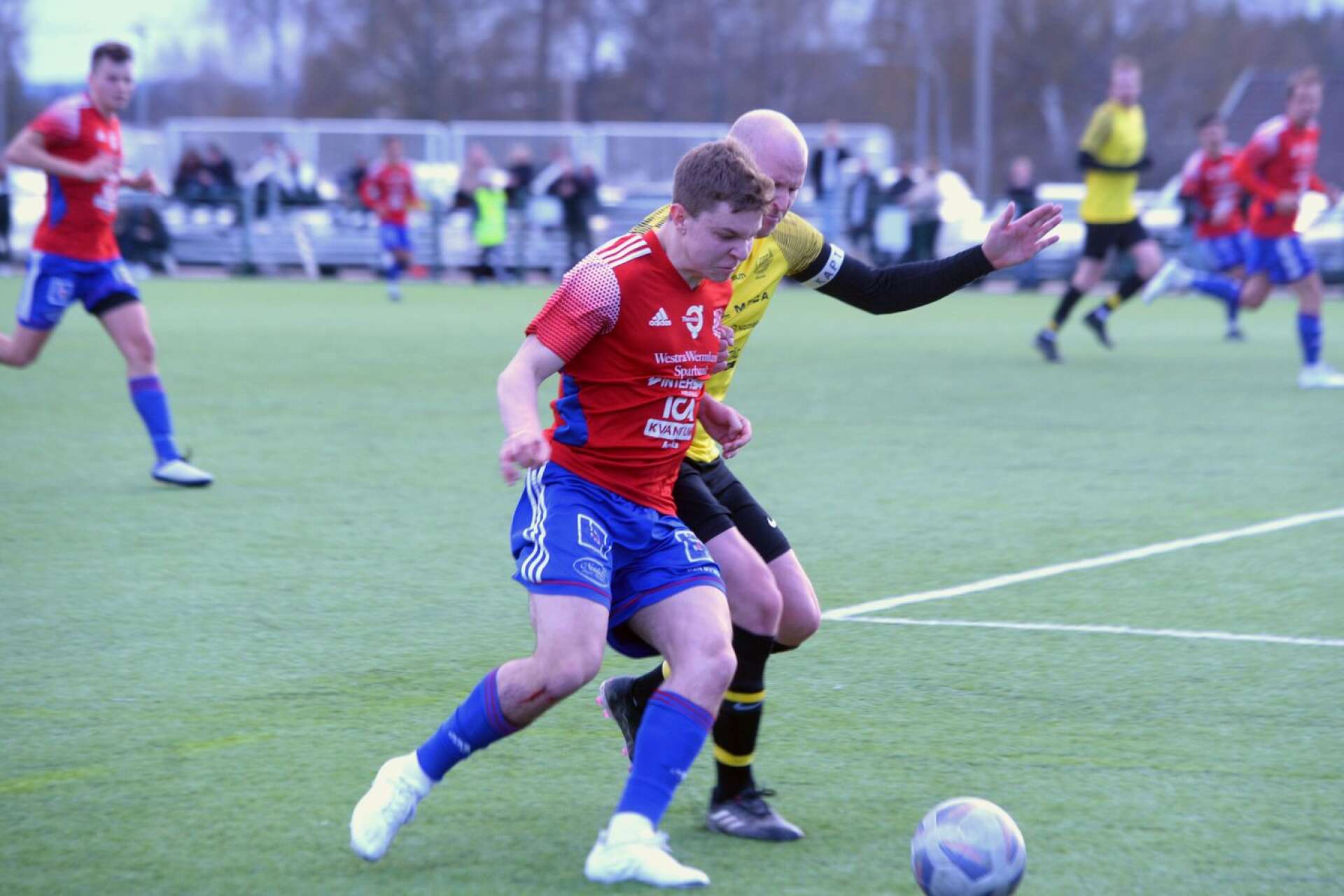 Lagkaptenen Lowe Engström i närkamp med gästernas västvärmländske motsvarighet Marcus Öhlin, båda målskyttar i matchen.