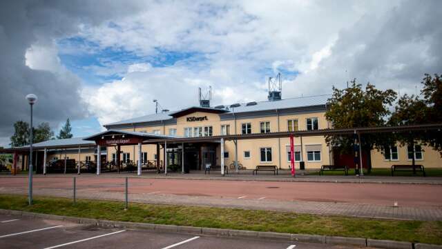 Kritik mot att kommunledningen i Karlstad har köpt advokattjänster utan vare upphandling eller skriftliga avtal.