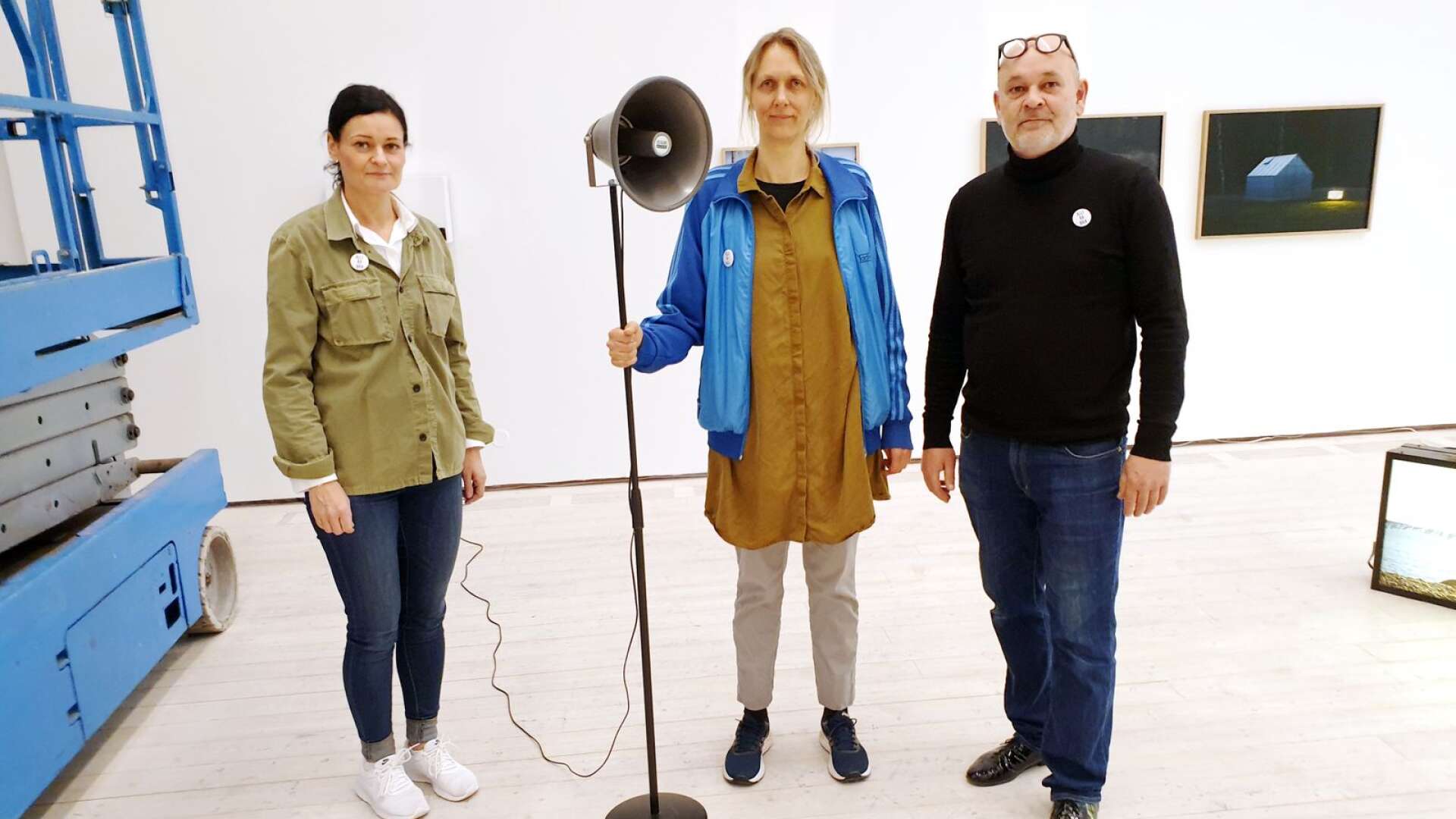Konstnären Ulrika Sparre flankerad av Maria Lobell, kulturchef, och Michael Walter, intendent. Här med ljudverket ”Jag är störst”.