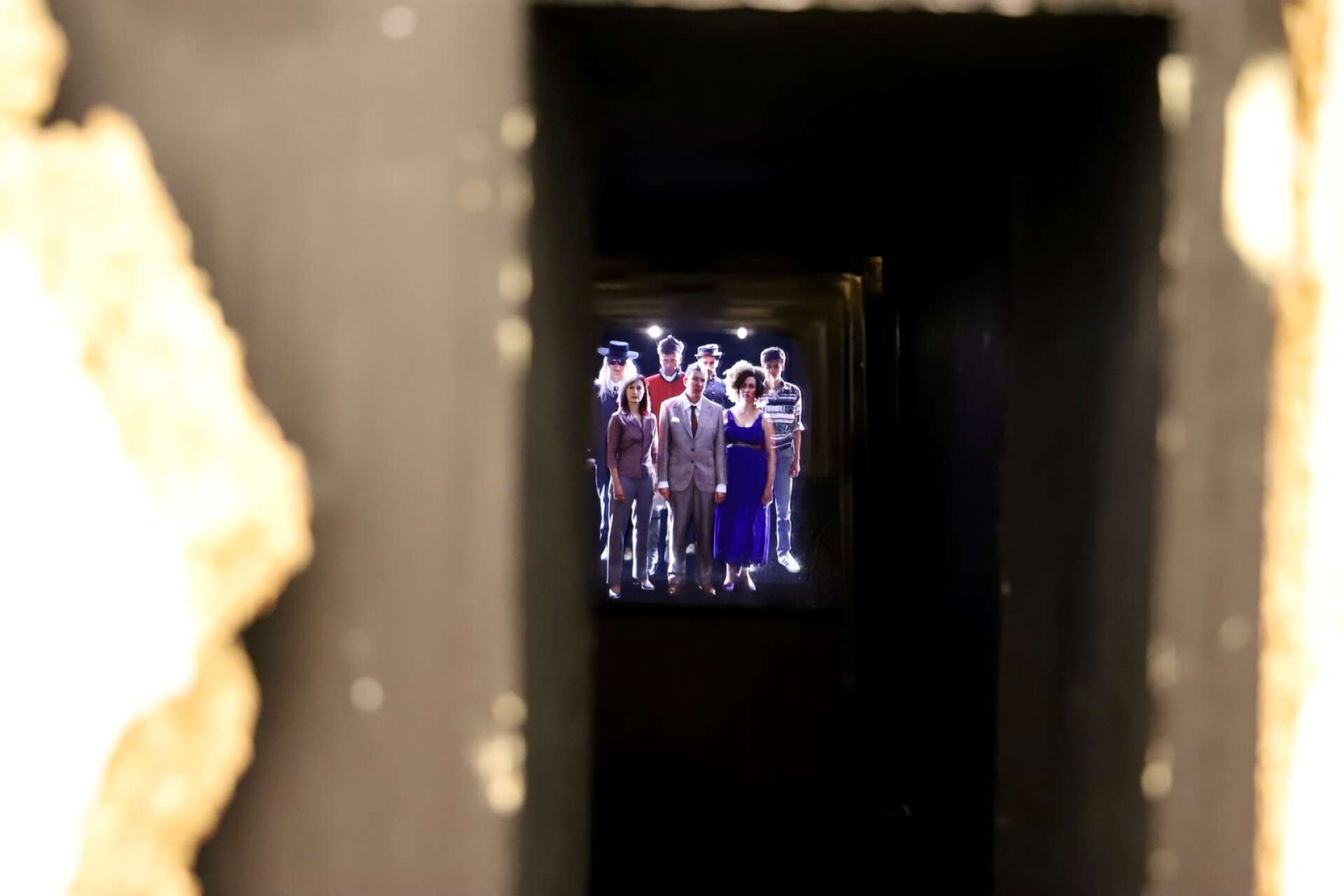 Sonja Nilsson visar hologram som ser ut som alldeles äkta människor i lilleputtstorlek.
