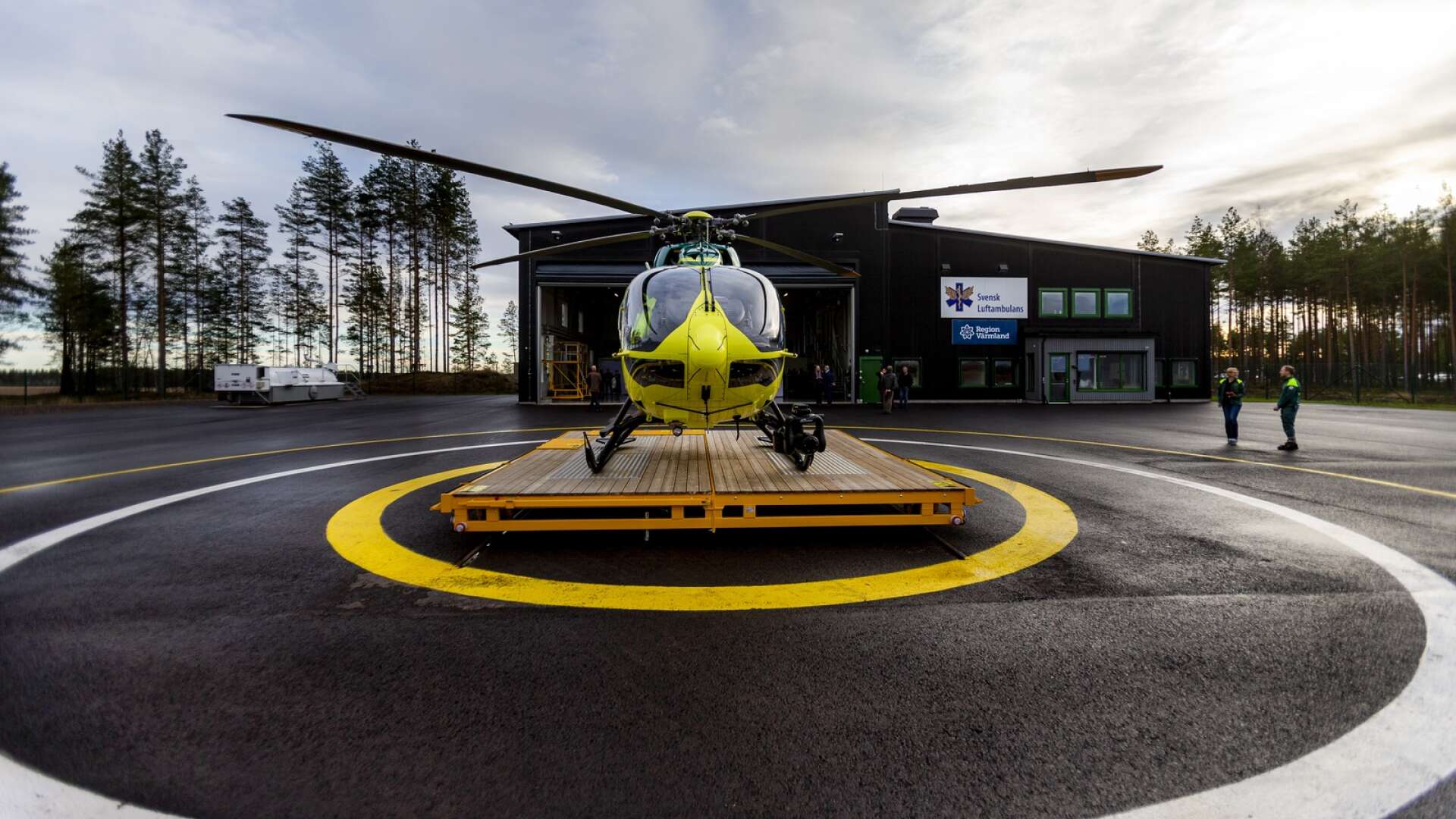Här står den operativa ambulanshelikoptern för Region Värmland på den nya helikopterbasen vid Karlstad Airport.