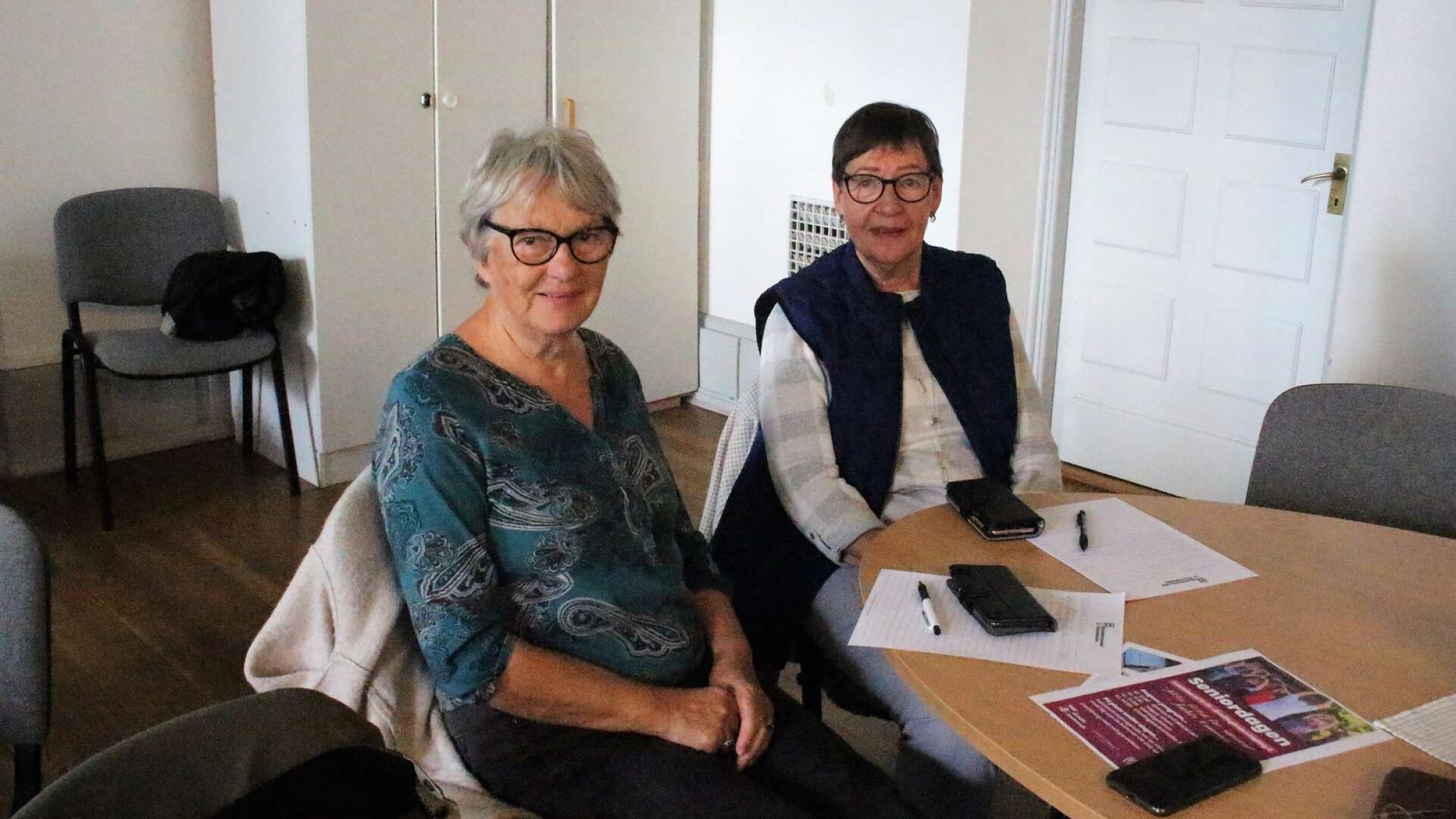 Kajse-Britt Andersson, sekreterare i styrelsen i SPF Seniorerna Åmåliterna, och föreningens ordförande Lisette Lindenström var flitiga frågeställare när Västtrafik bjöds in till Samverkets lokaler i den digitala verkstaden.