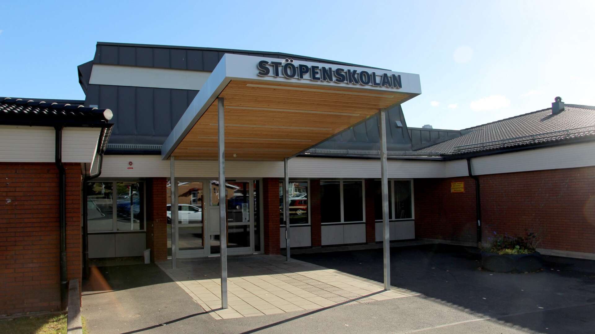 På en toalett på Stöpenskolan hittade personal på onsdagsmorgonen ett klotter med ett riktat hot mot skolan. 