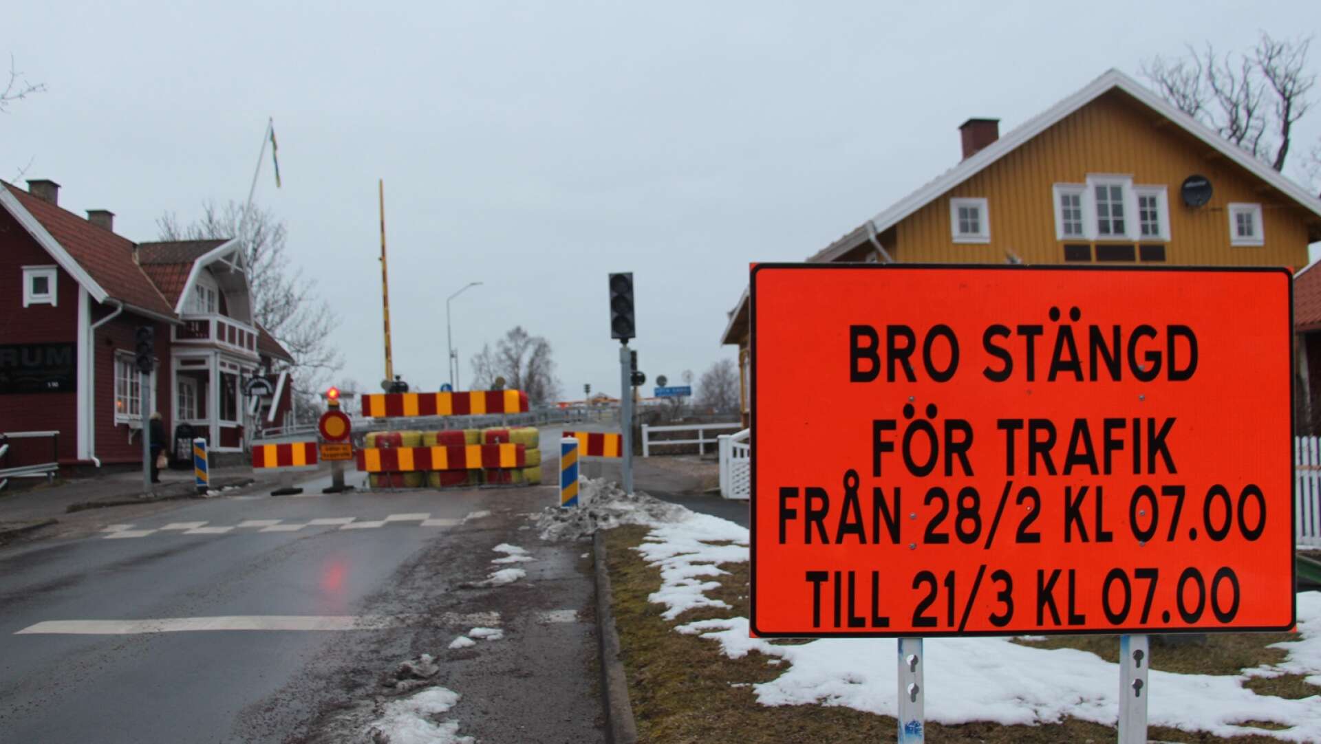 Dessa skyltar möts man av som trafikant vid kanalbron i Sjötorp. Broarbeten pågår nu i mars och då är den stängd för trafik.