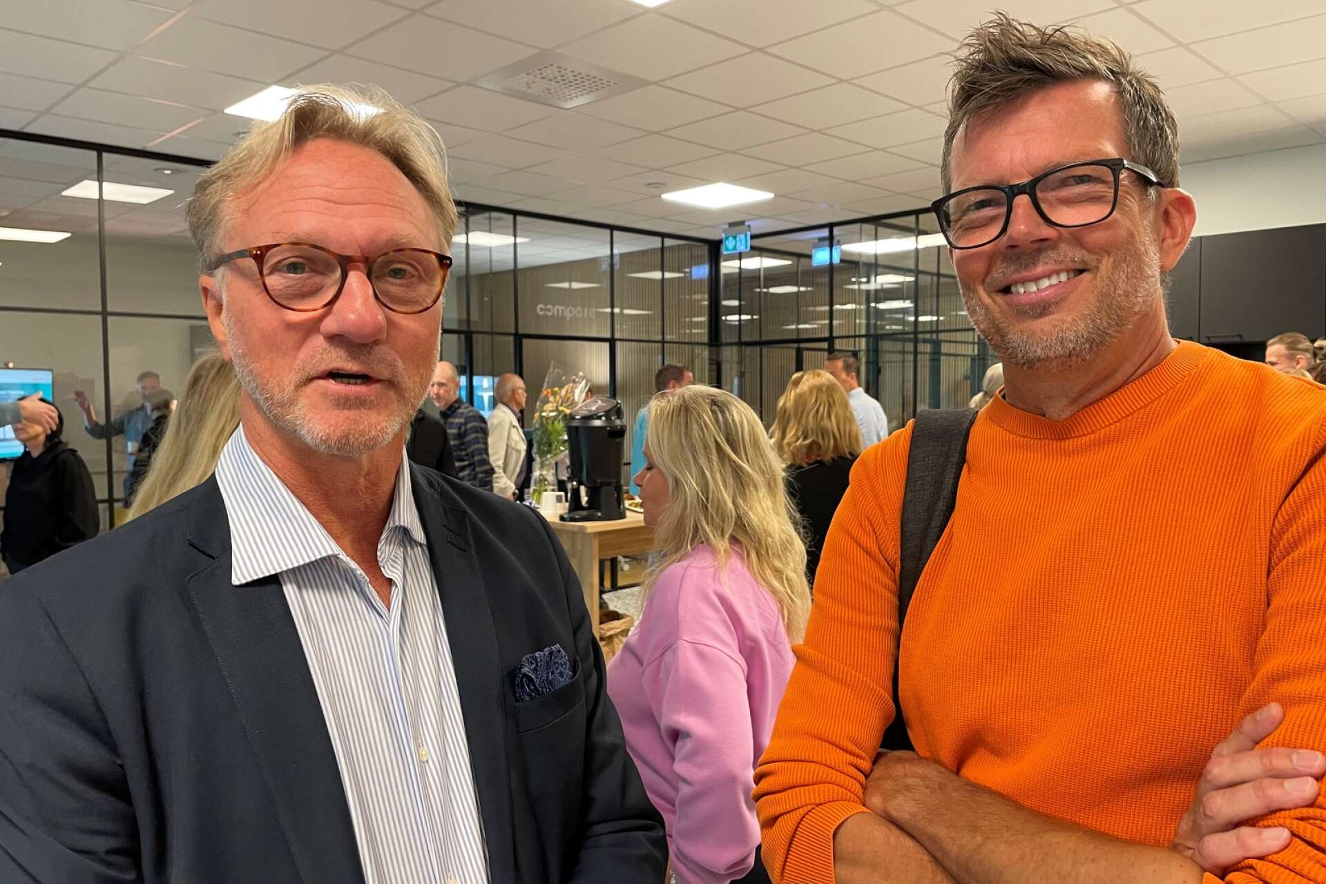 En av grundarna, Stefan Petersson kunde hälsa den nya hyresgästen Björn Elfgren, revisionsföretaget Warmare, välkommen på fredagens invigningsceremoni.