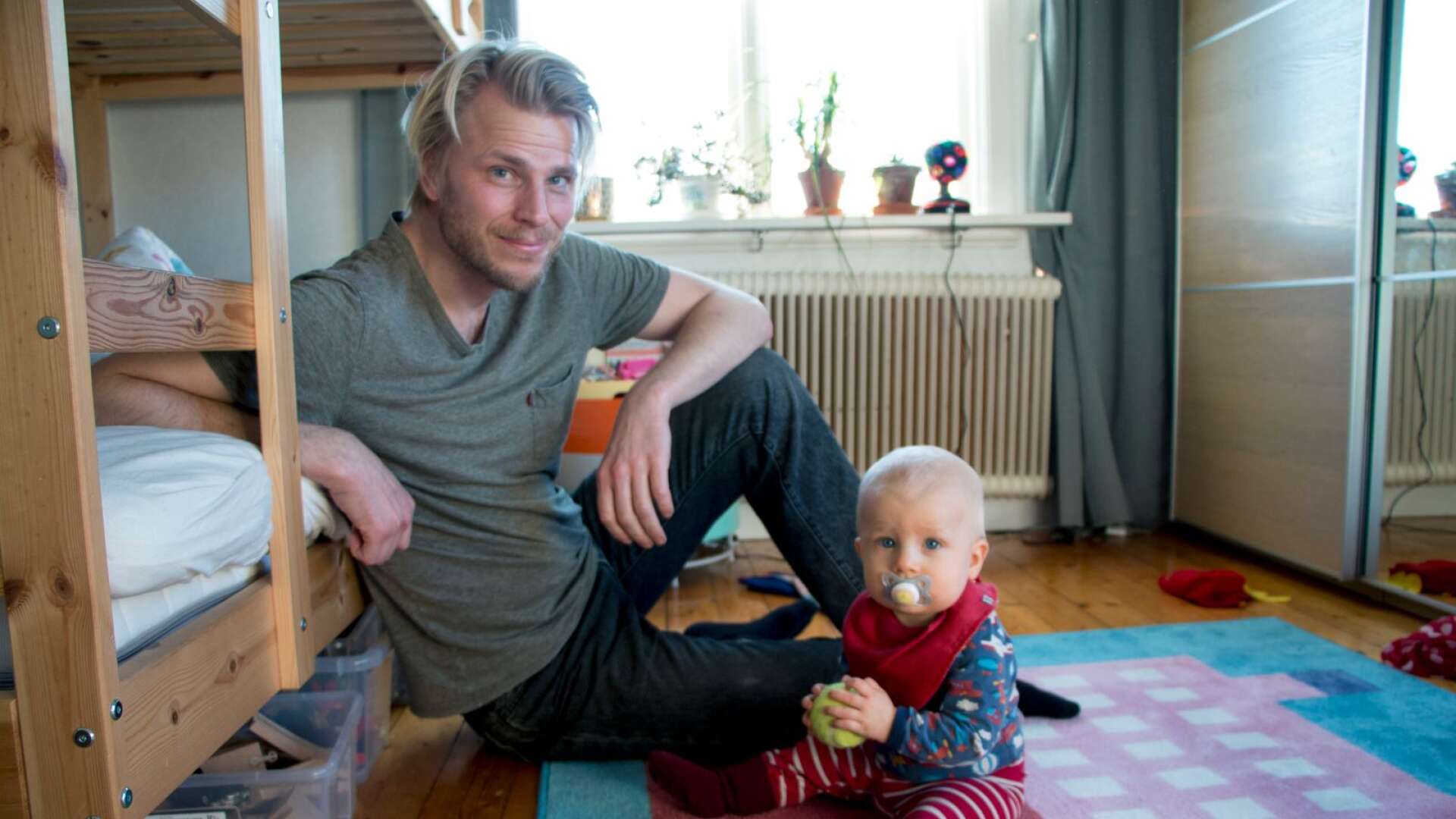 Torsten Gabrielsson är föräldraledig med yngste sonen, Lasse, 8 månader.