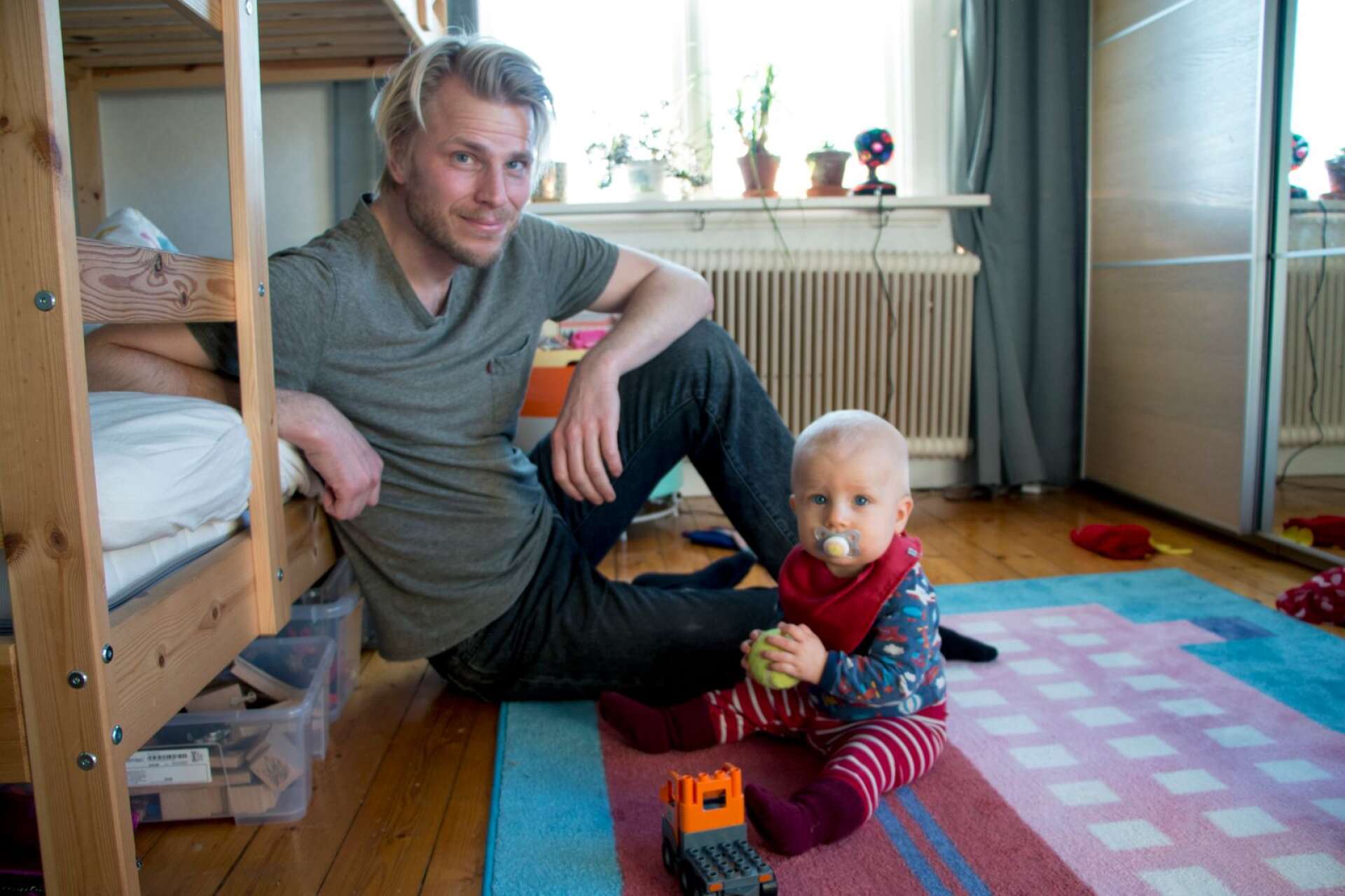Torsten Gabrielsson är föräldraledig med yngste sonen, Lasse, 8 månader.