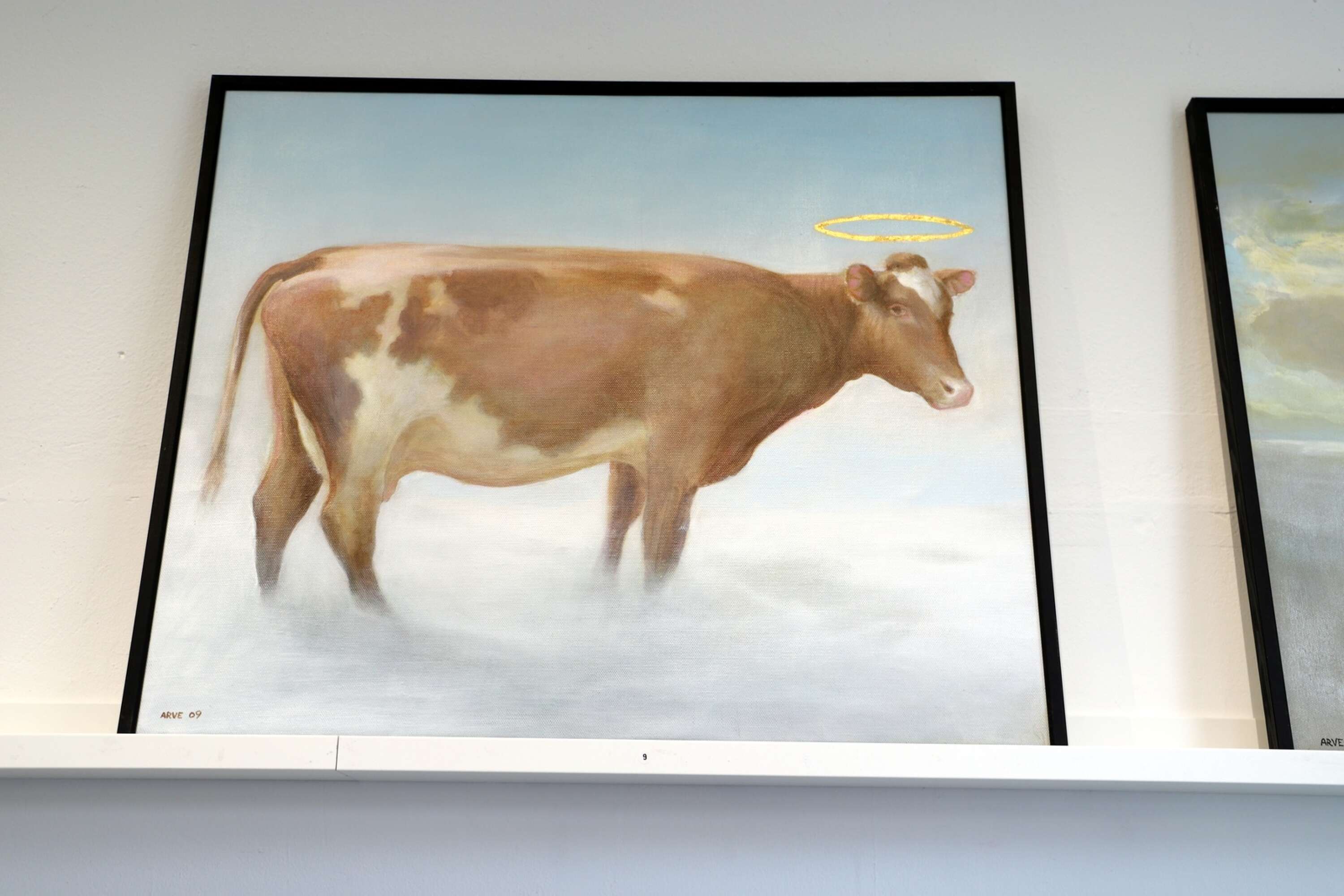 En helig ko har vandrat in på galleriet. Arve Andersson målar i akryl och här med inslag av bladguld.