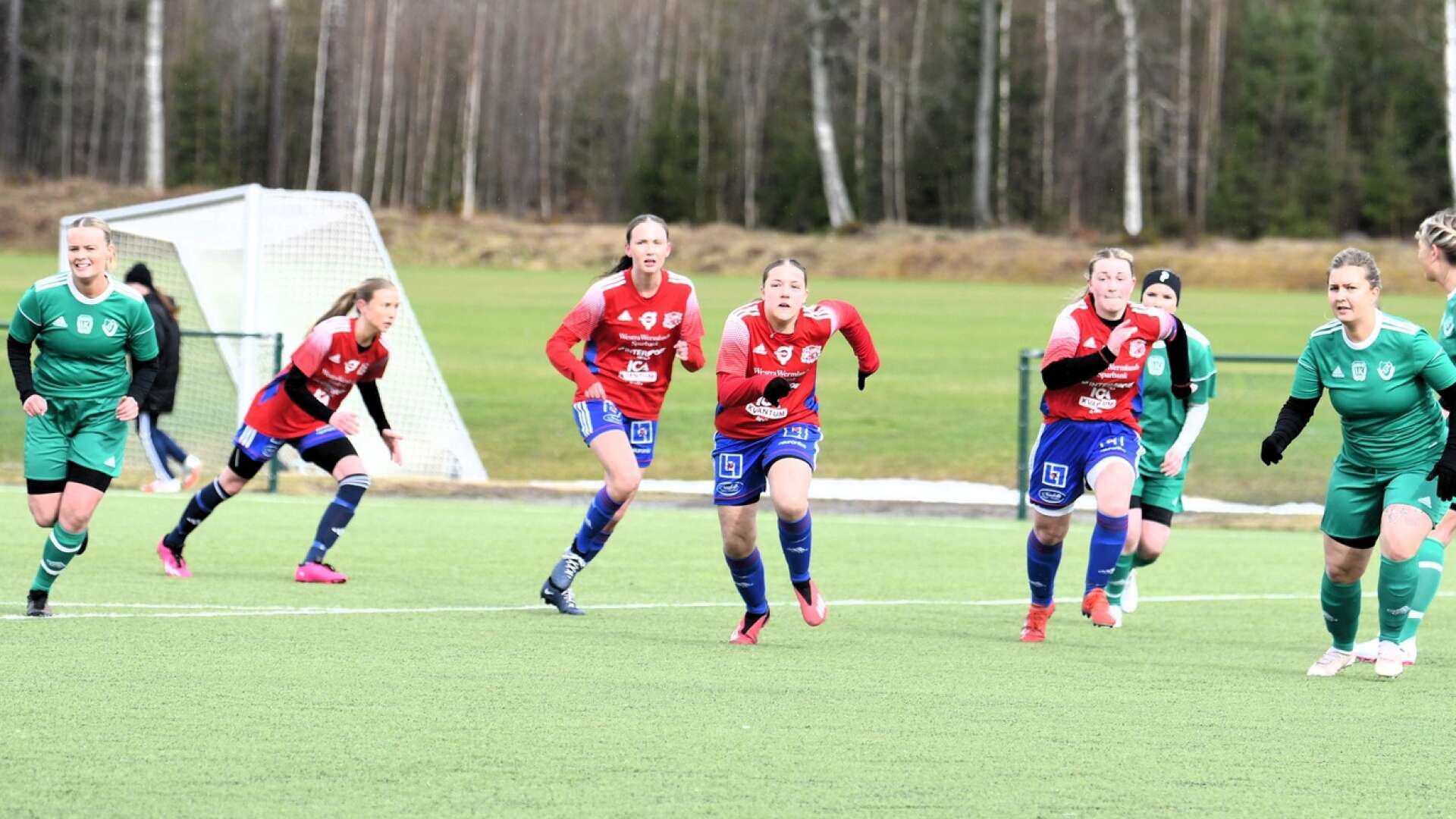 Arvika Fotboll, här mot Gunnarskog, har träningsmatchat flitigt under säsongen och kommer väl rustat inför seriepremiären i damfyran.