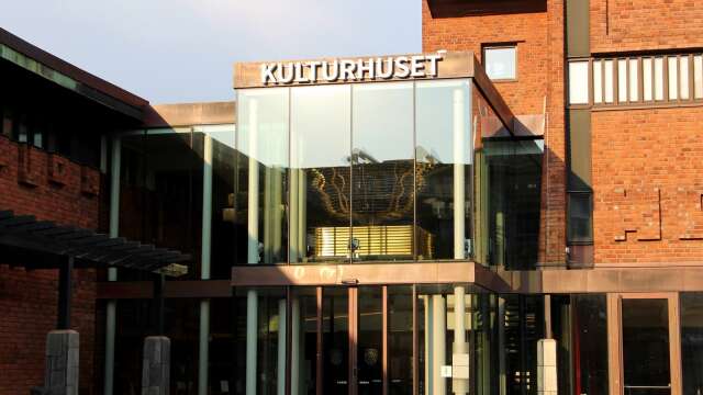 Öivin Tronstad, scen- och evenemangschef, Skövde Kulturhus, svarar om lokalhyror i kulturhuset.