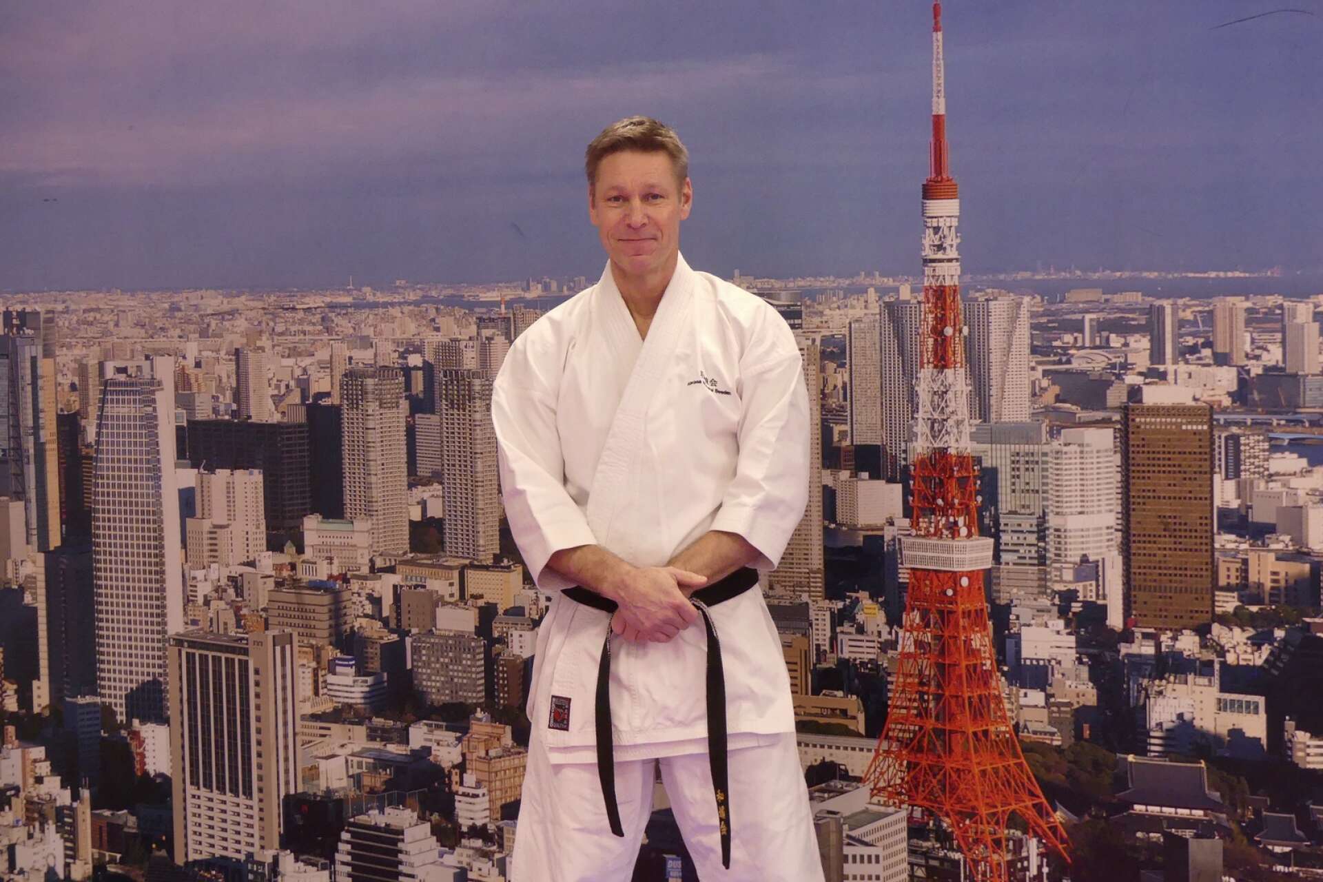 Säffle Karateklubb har fått en ny svartbältare 5 Dan vid namn Henrik Edin.