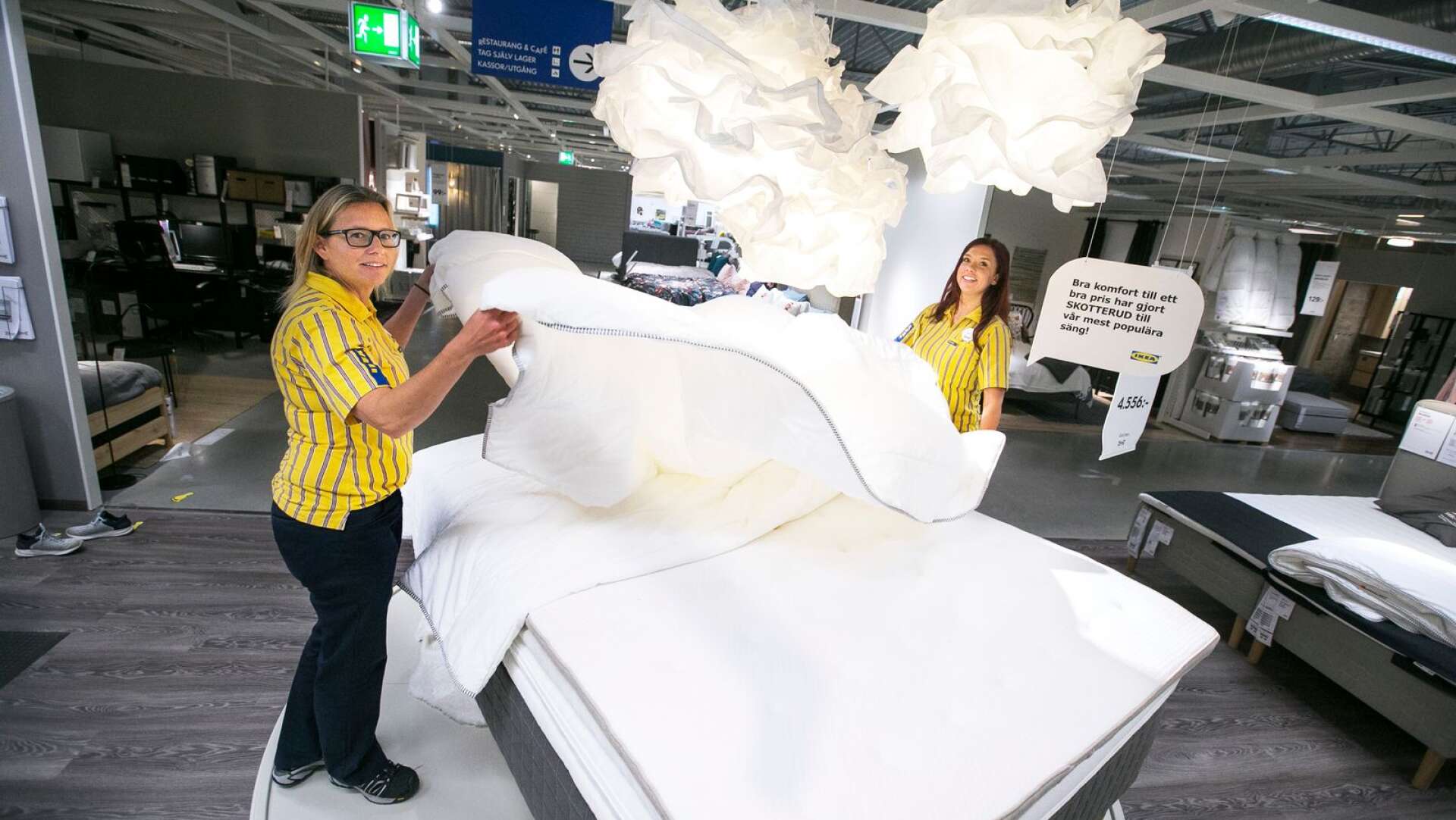 Anny Edenvik, lokal marknadschef och Emelie Brantsberg, kundrelationschef på Ikea i Karlstad slår ett slag för inredning med smarta lösningar som gynnar god sömn. 